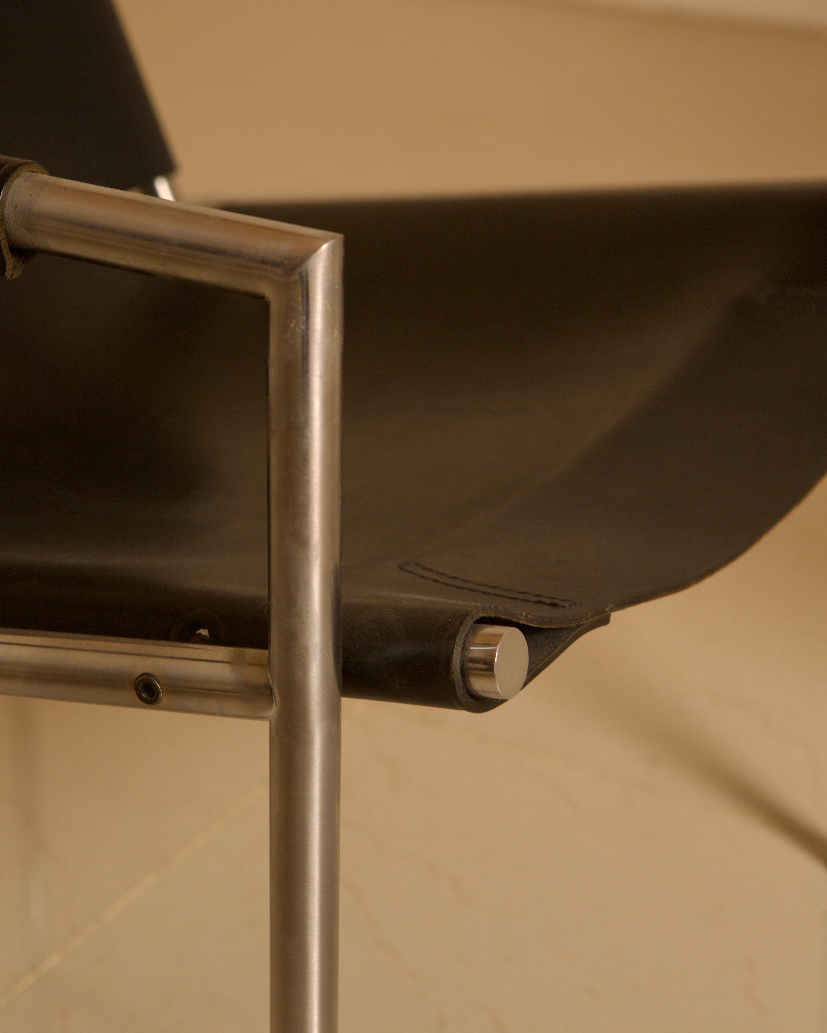 Pair of "SZ02" armchairs in black leather by Martin Visser for Spectrum 80's — side angle