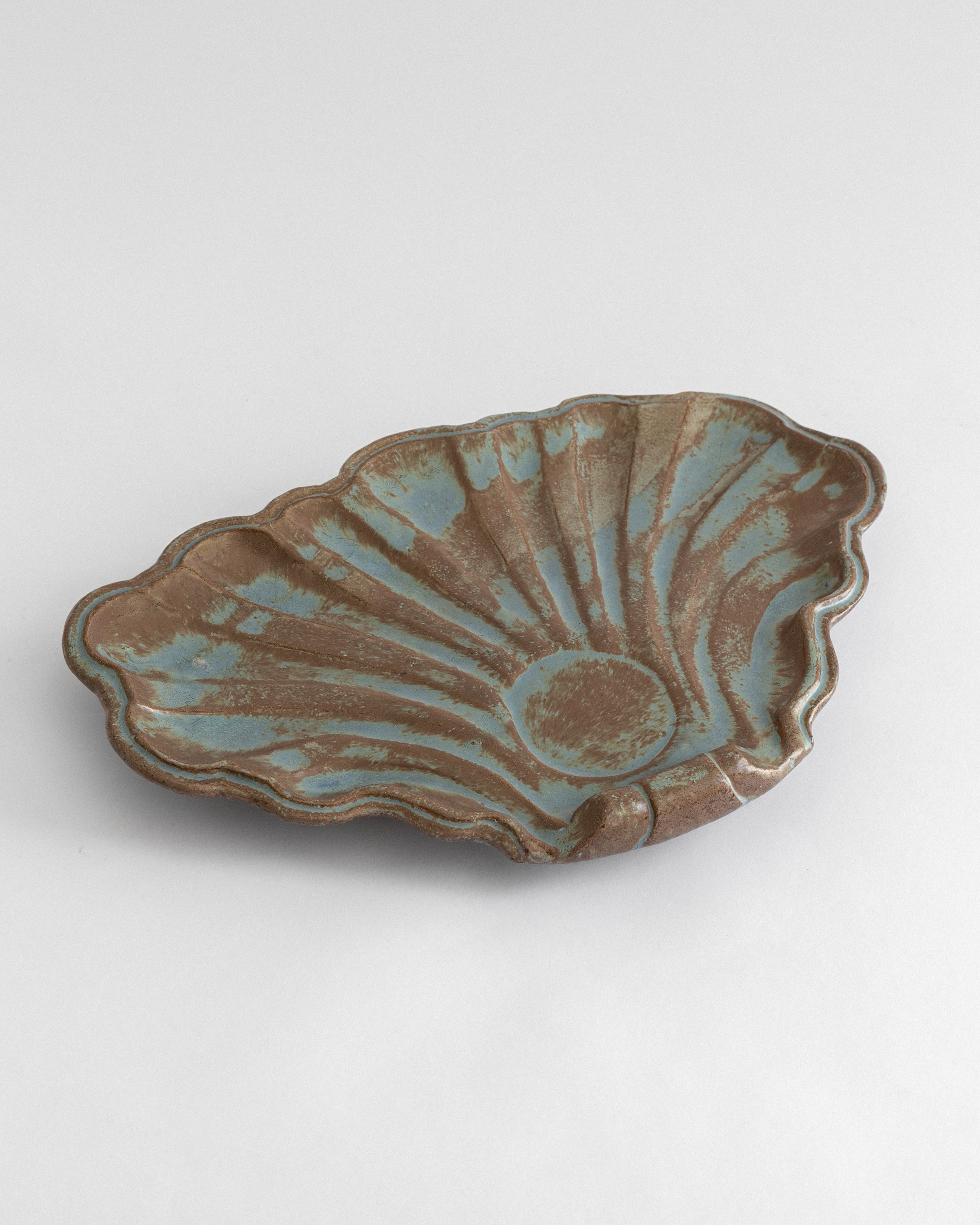 Shell-Shaped Art Deco Ceramic Dish by Allan Ebeling, 1930s — close-up