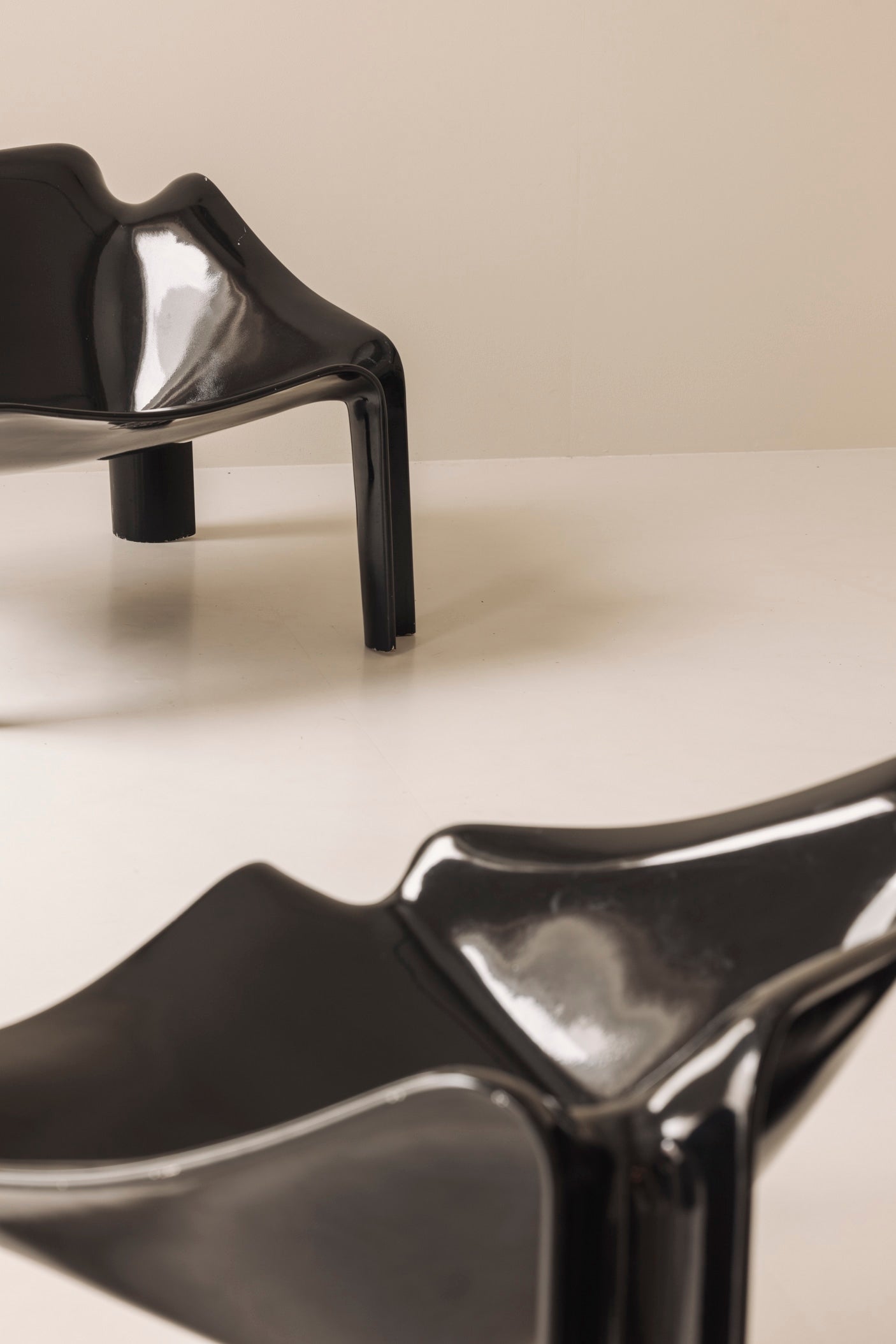 First edition F300 lounge chairs by Pierre Paulin for Artifort, France 1964. — detail view