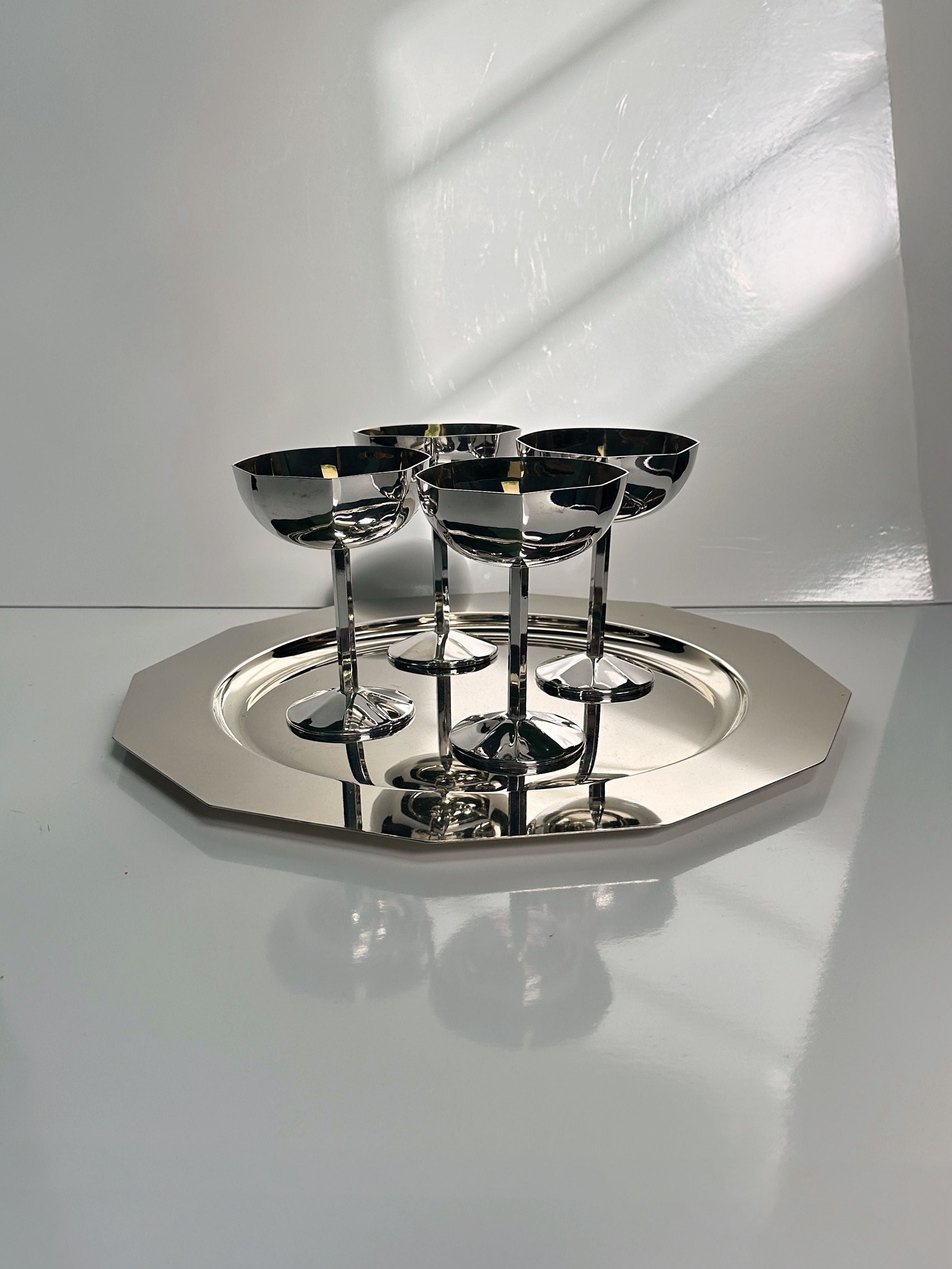 Set of four silver-plated Art Deco champagne coupes on matching tray