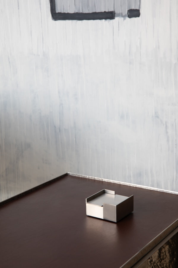 Carlo - Small desk set — close-up