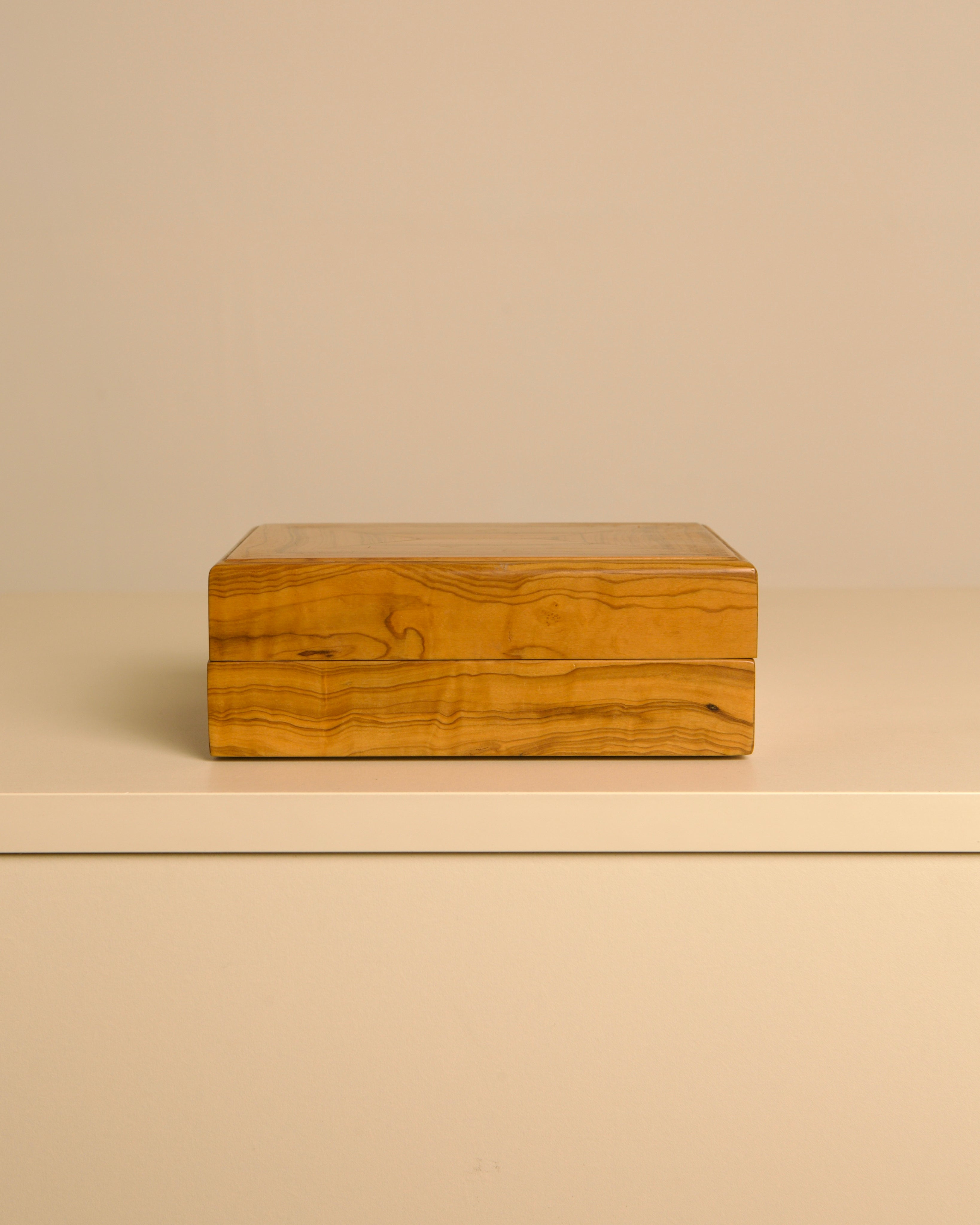 Italian wolid olive wood box with cream velvet Interior 1980's — detail view