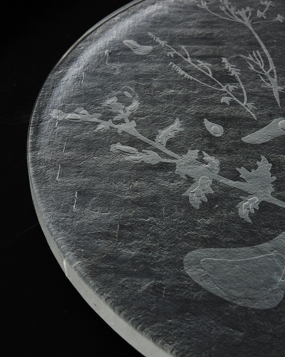 Table basse "SPILLED", en verre gravé.  — alternate view