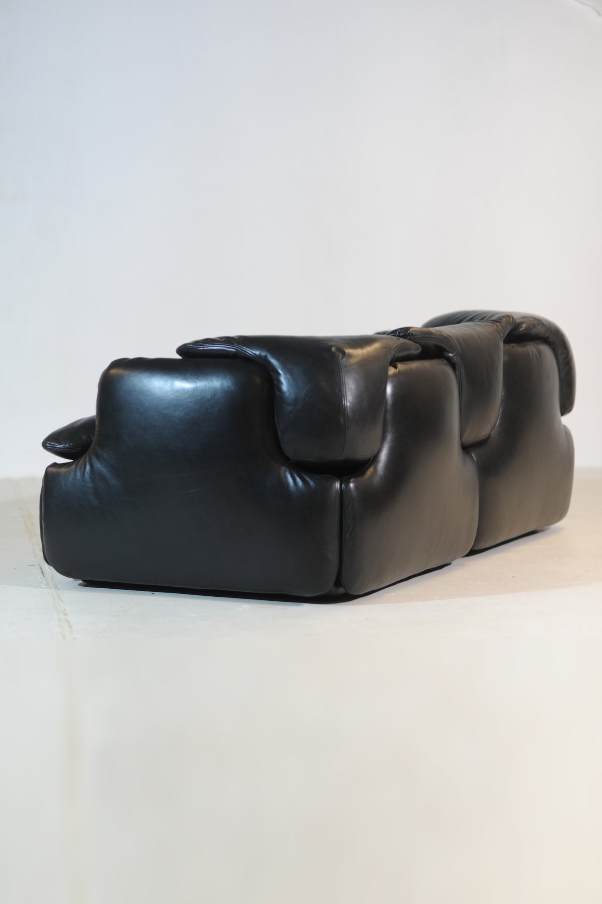 Alberto Rosselli for Saporiti Bold Sculptural “Confidential” Sofa, Italy 1970 — lifestyle setting