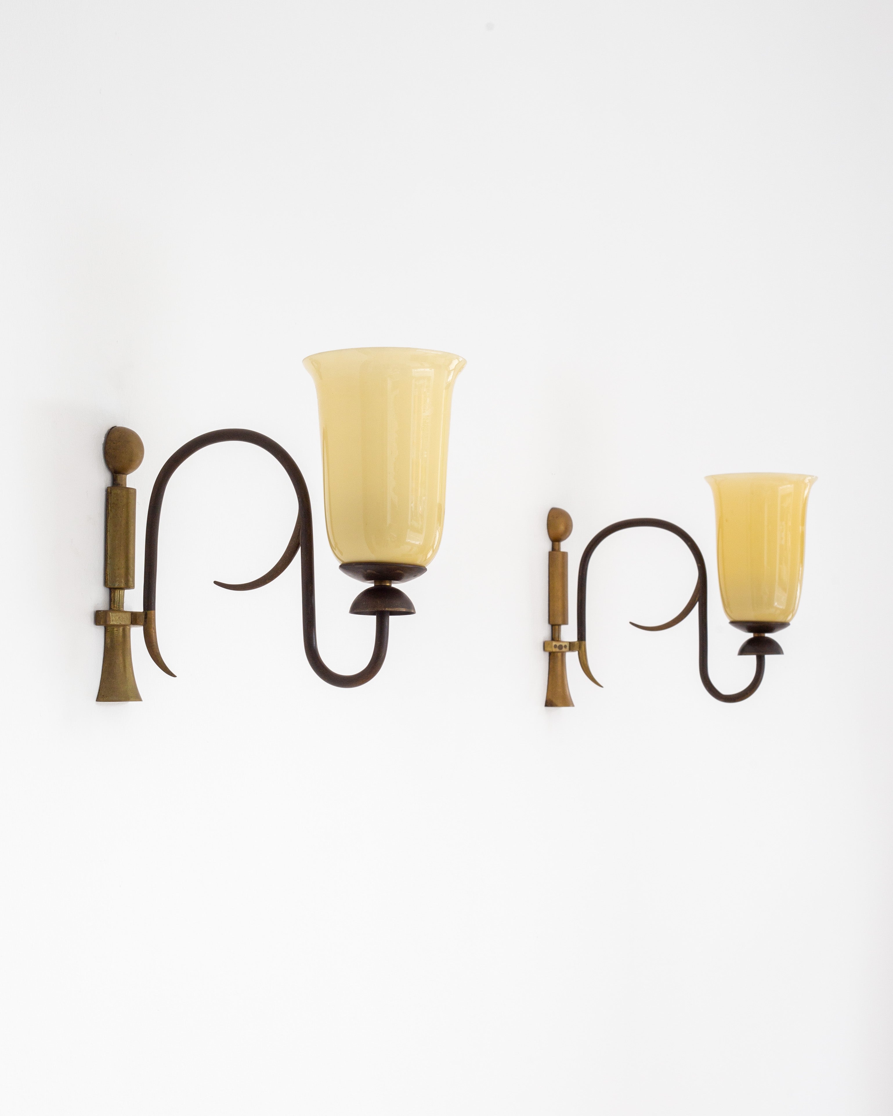 Paire d'Appliques Murales Art Déco avec Abat-jours en Verre, Années 1930