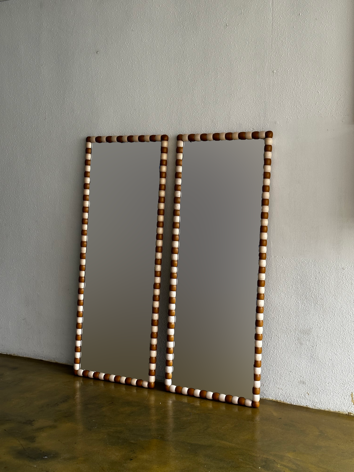 Onde Mirror in Wood (Brown) — detail view