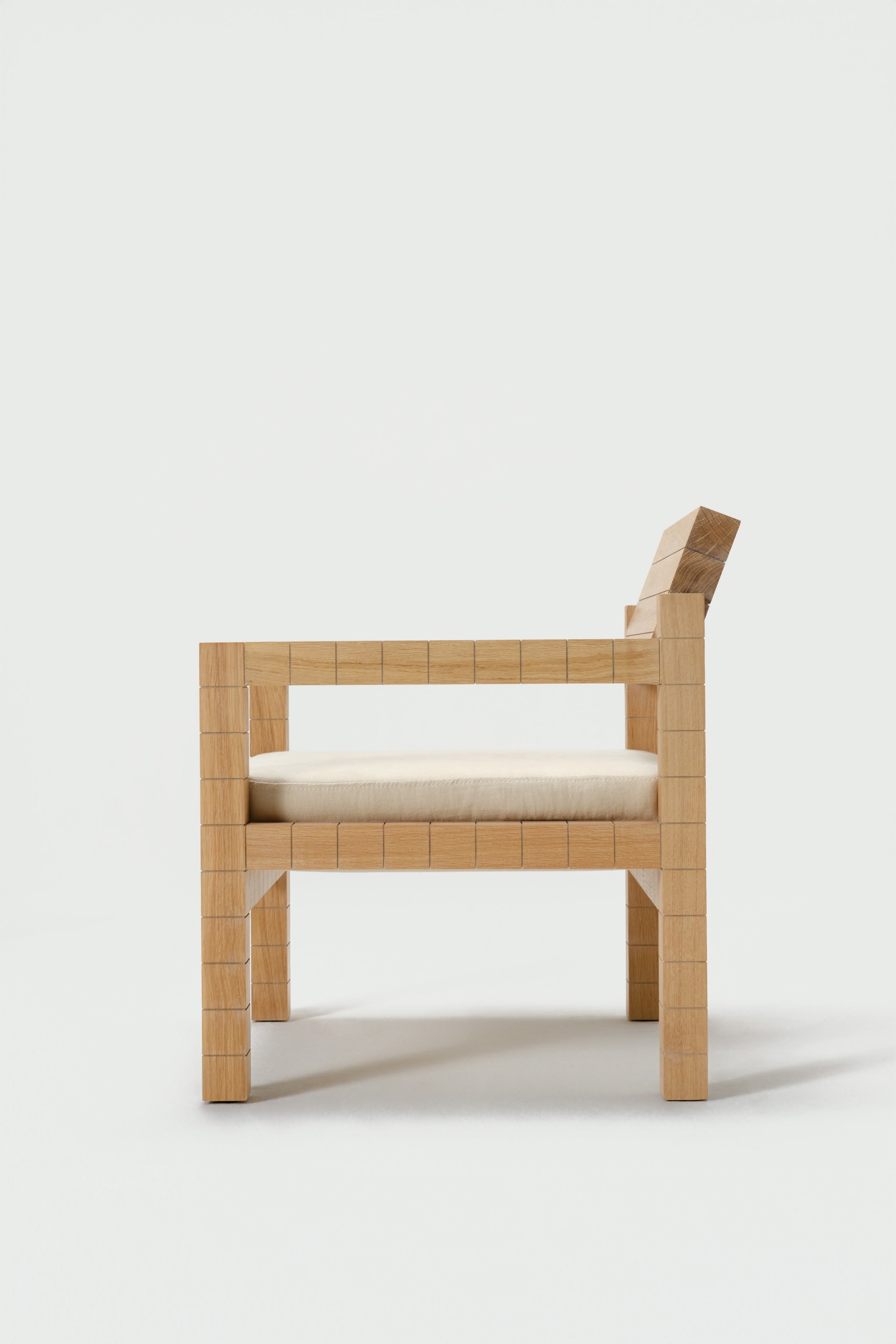 Mosaico Armchair — side view highlighting wooden frame and fabric seat