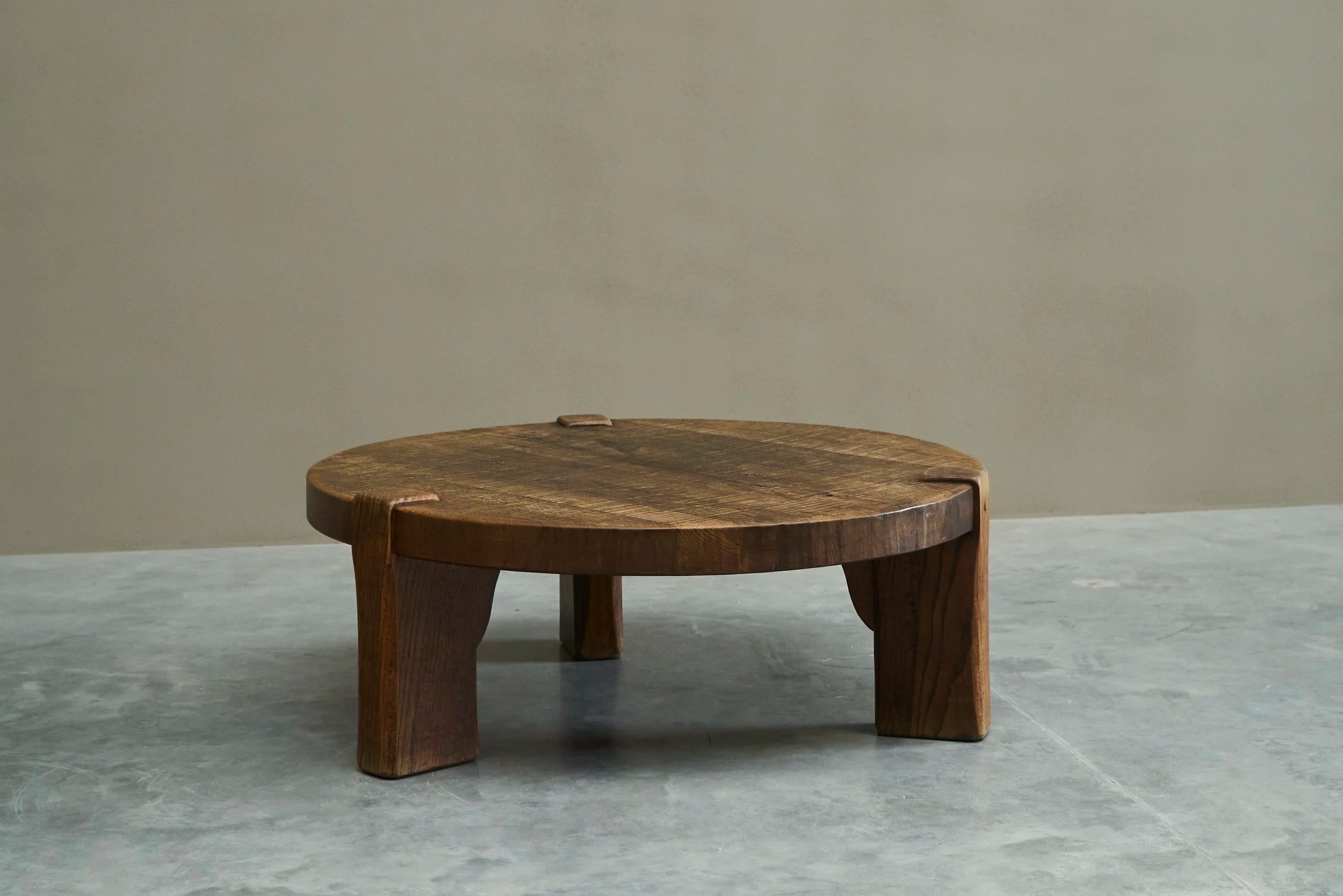 Large Round Wabi-Sabi Style Coffee Table in Solid Oak 1960s — additional view