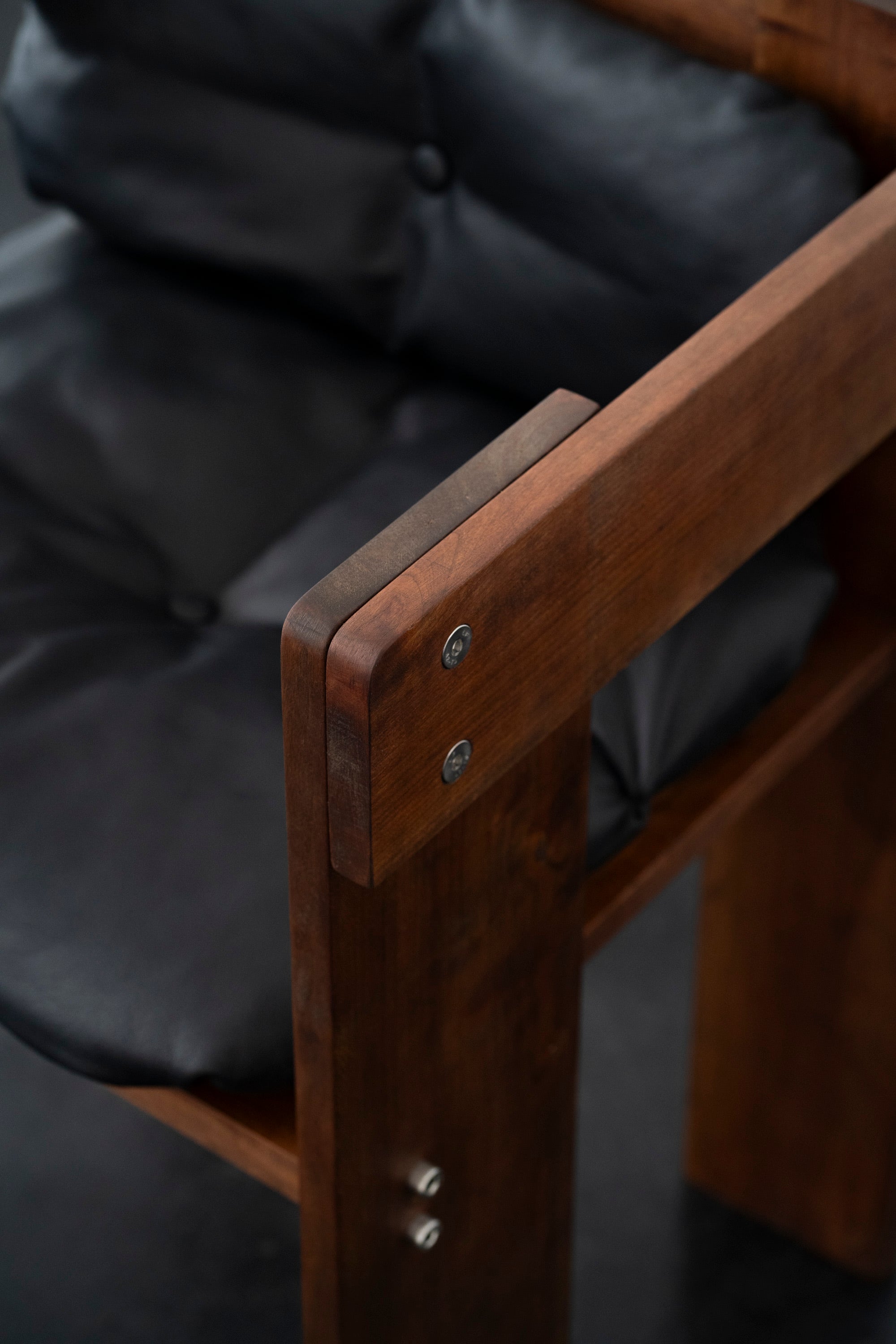 Overlap Arm Chair | DN_S2508 — close-up of wooden arm with black cushion