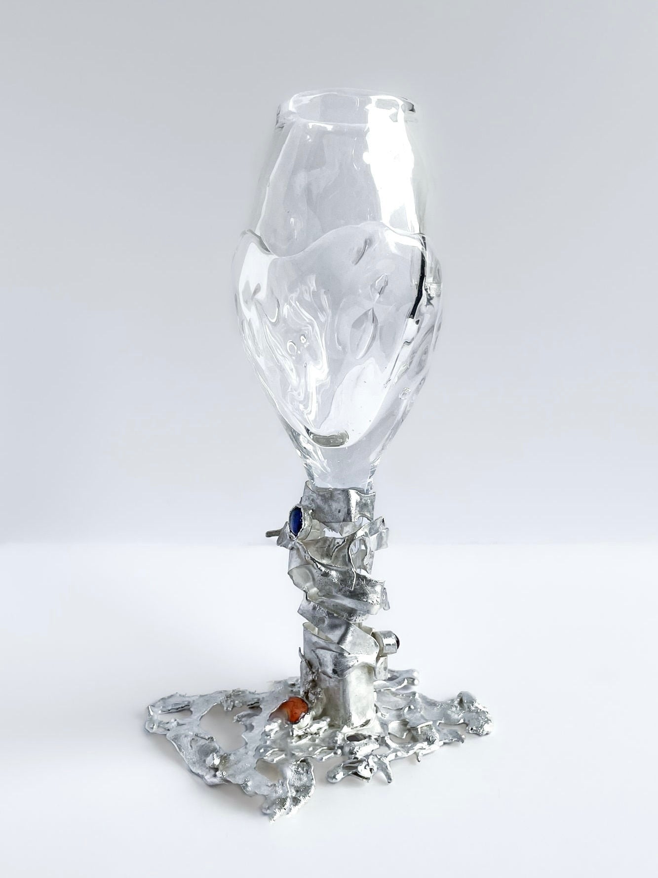 Jewelled Goblet no. 8 x Lindsey Fontijn — close-up of clear glass with metallic base