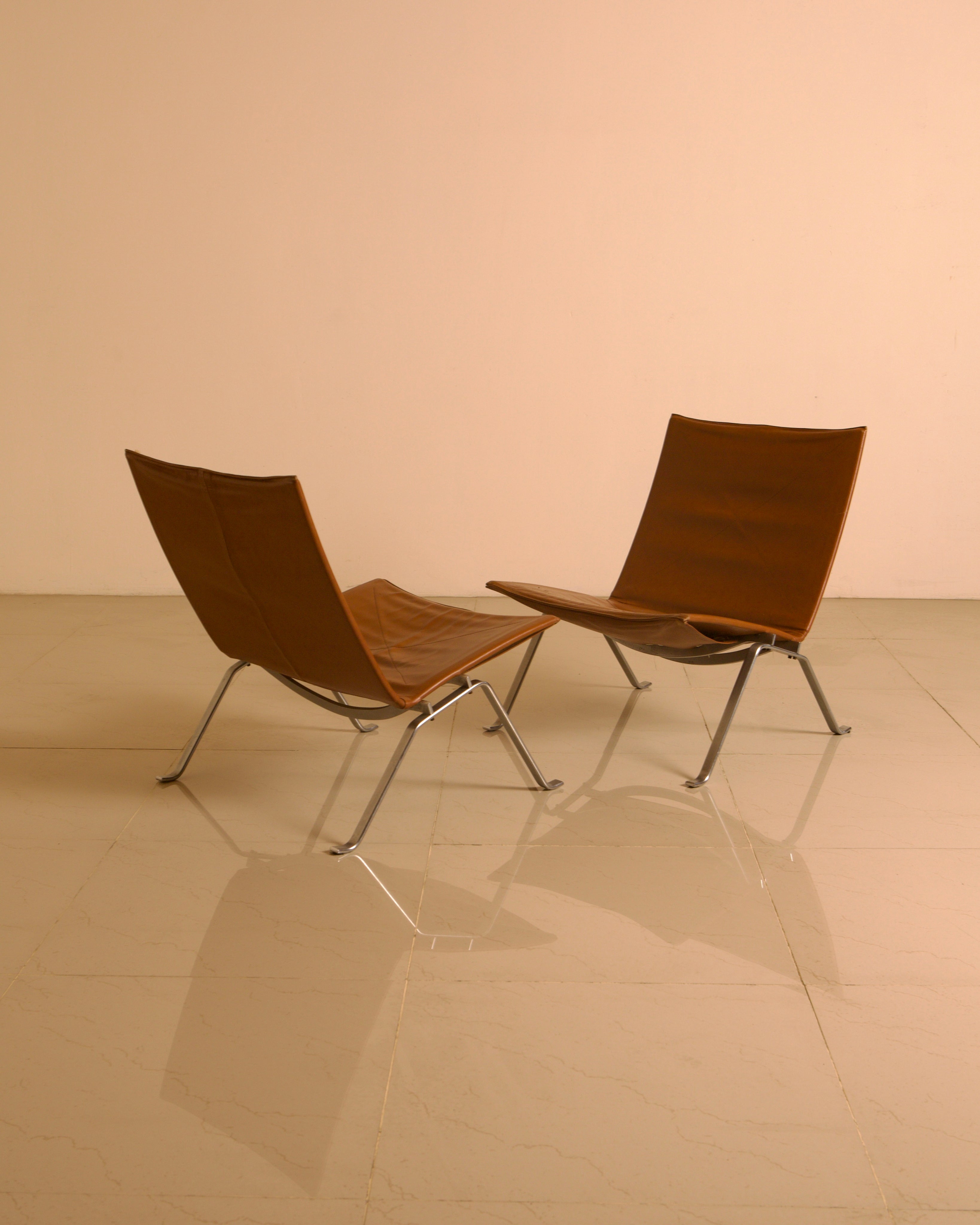 PK22 Cognac Leather Lounge Chair Pair by Poul Kjærholm, E. Kold Christensen, 1960s — close-up