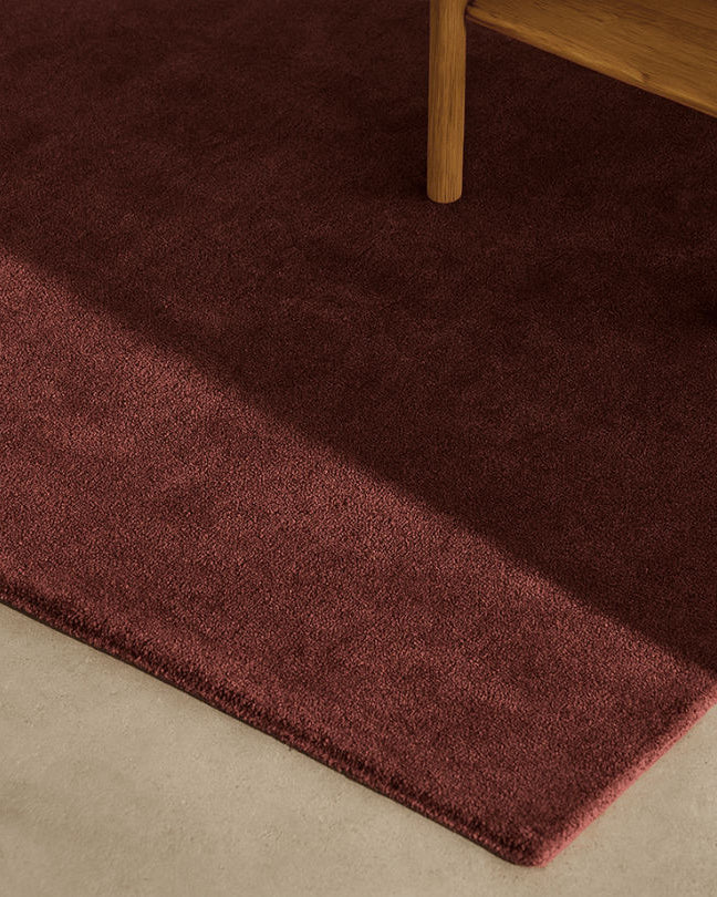 Rug 100% Wool New Zealand - Vignes — side angle showing deep red color on floor