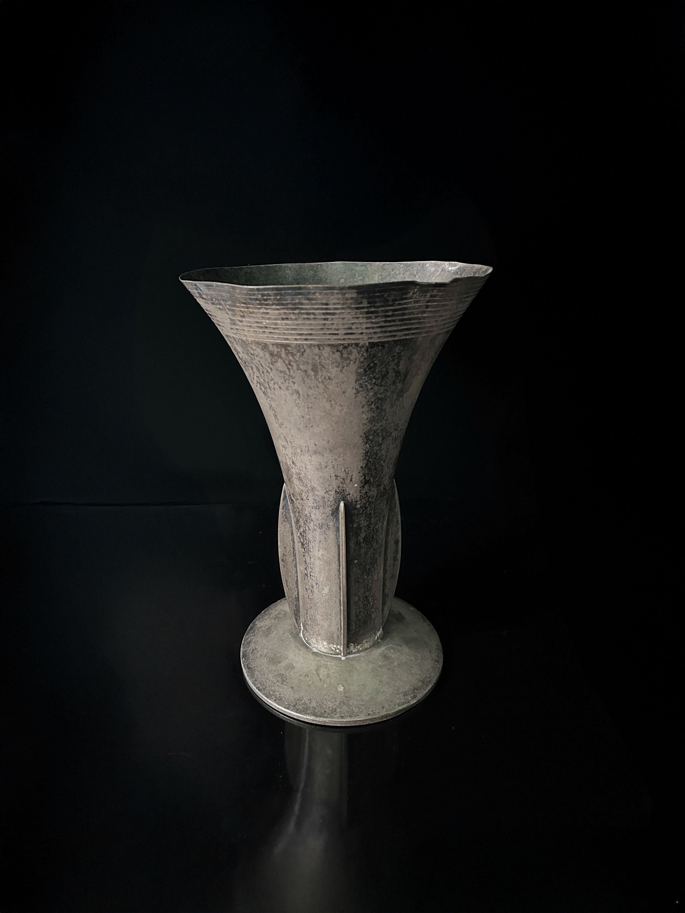Large silver-plated amphora vase - WMF 1925 with original patina — close-up