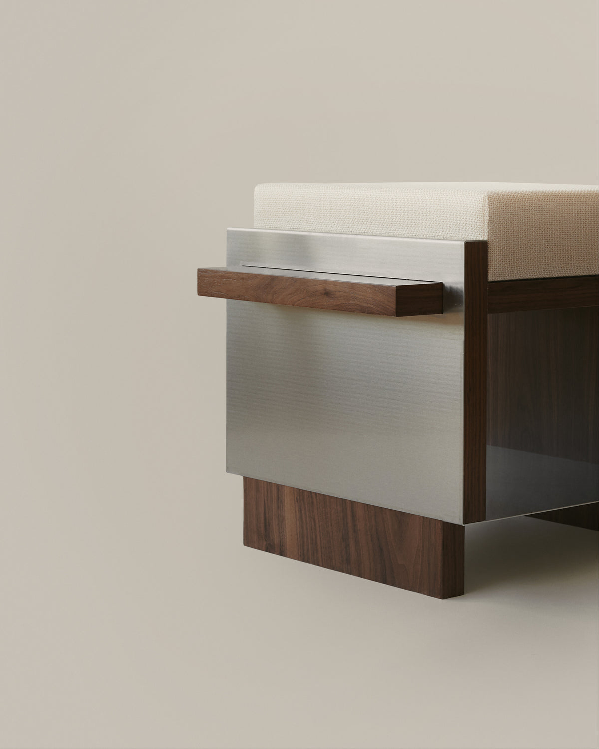 B1 [single stool] — side angle