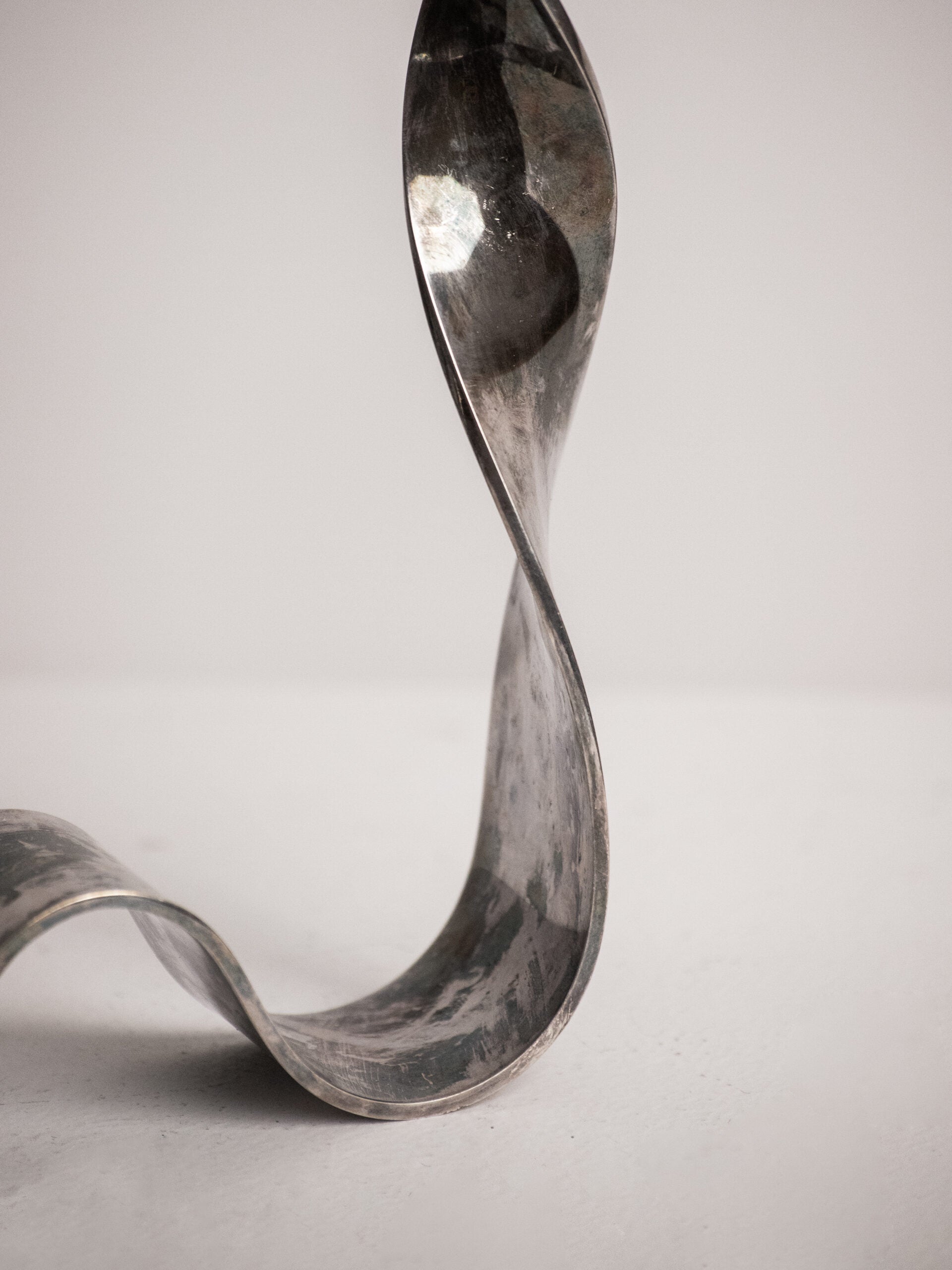 Guido Niest Cobra Candelabra, Asymmetrical Twisted Ribbon, Silver Plated, Postmodern Italy 1980s — alternate view