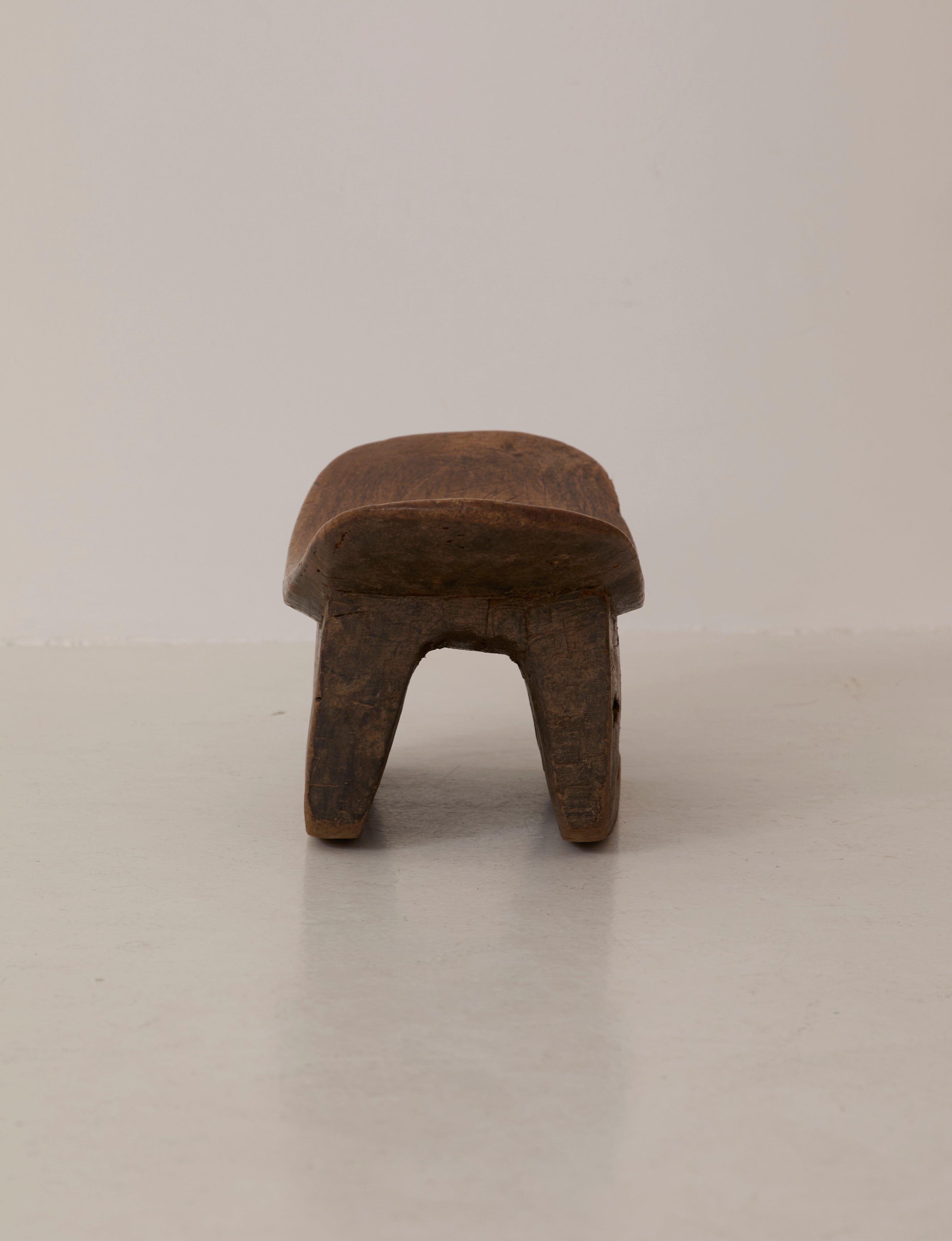 Tabouret Senufo Africain du Milieu du Siècle en Bois Massif