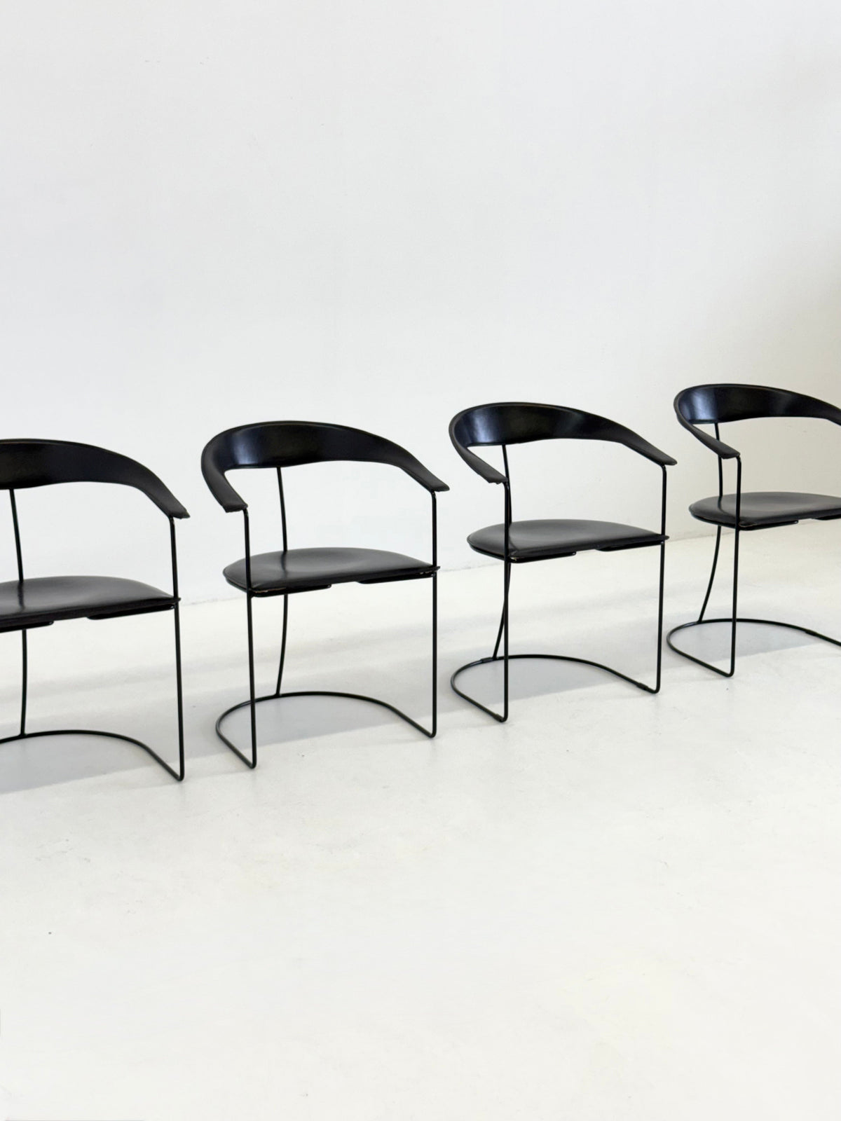 Set of 8 Vintage Arrben Ursala dining chairs in black leather — in context