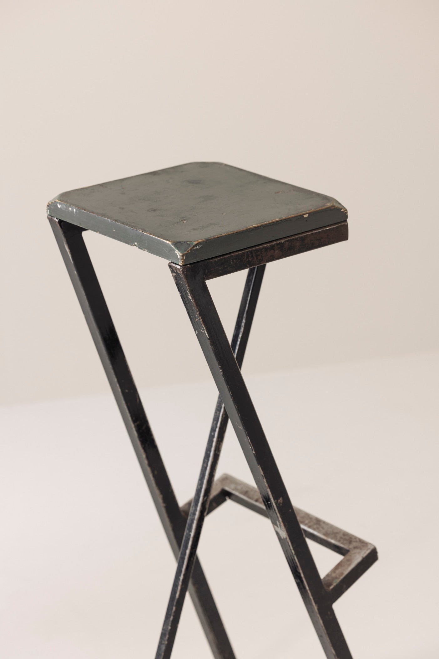 Set of 2 Modernist French bar stools, 1950s — alternate view