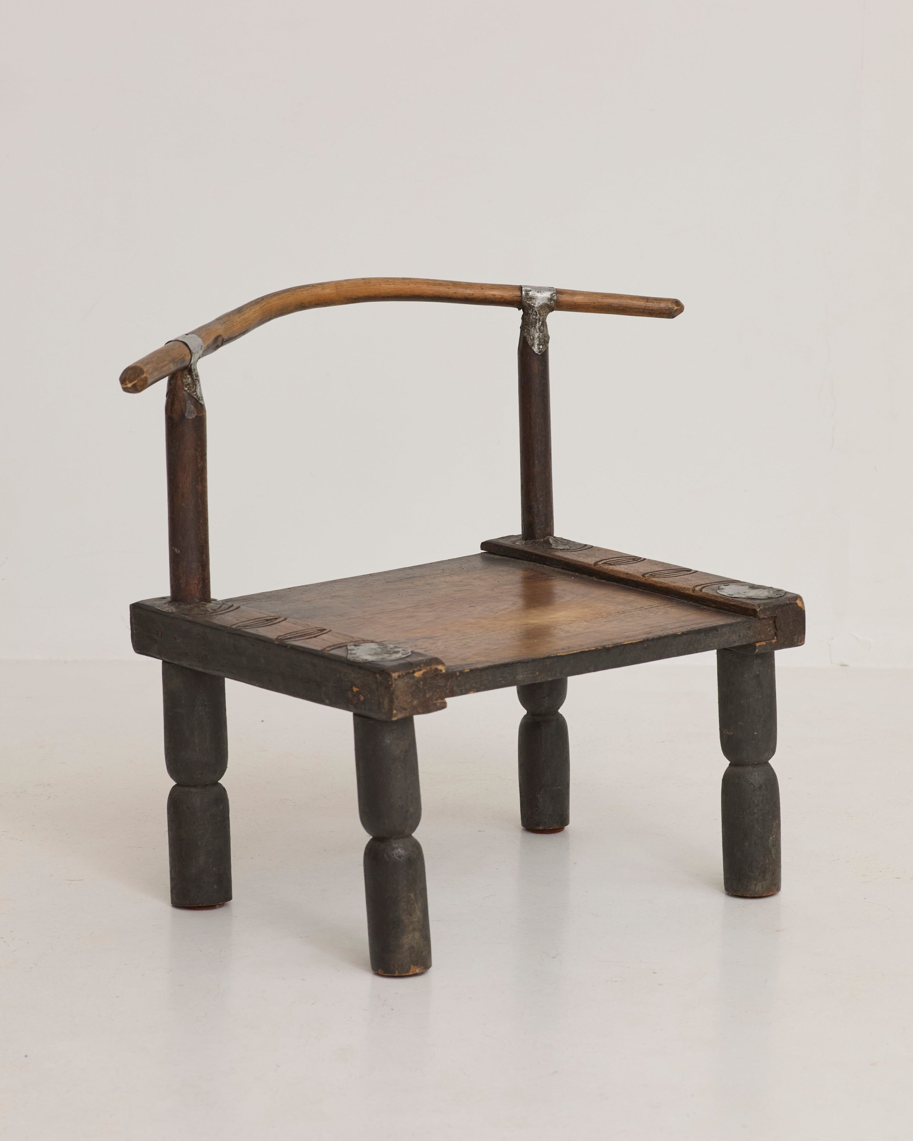 Small artisanal vintage West African chair "Baoulé" in solid wood C. 1960 by DIG IN JAPAN | The Oblist
