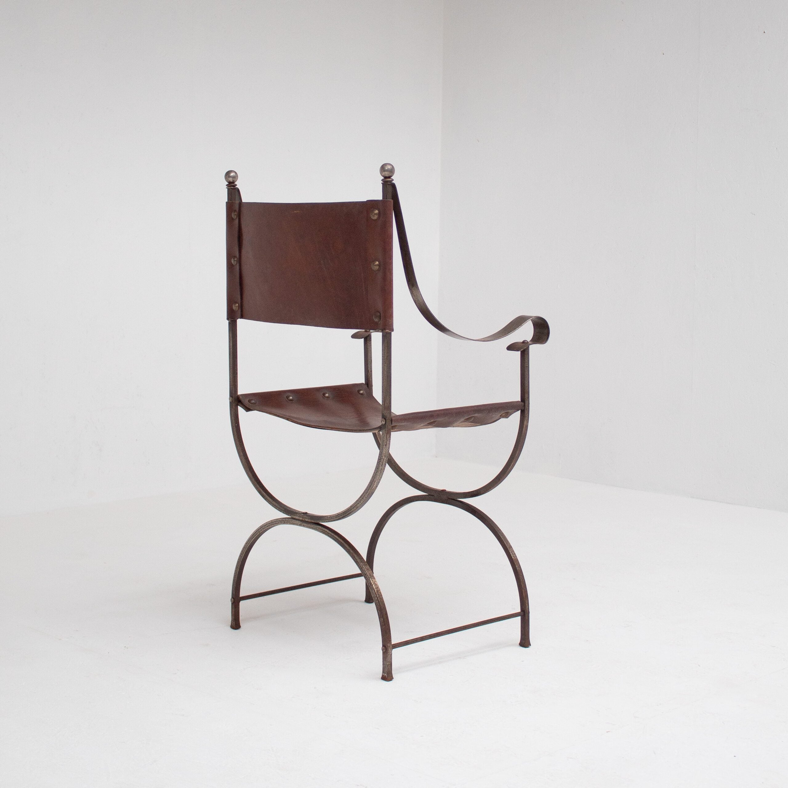 Paire de chaises curules en fer avec assise en cuir