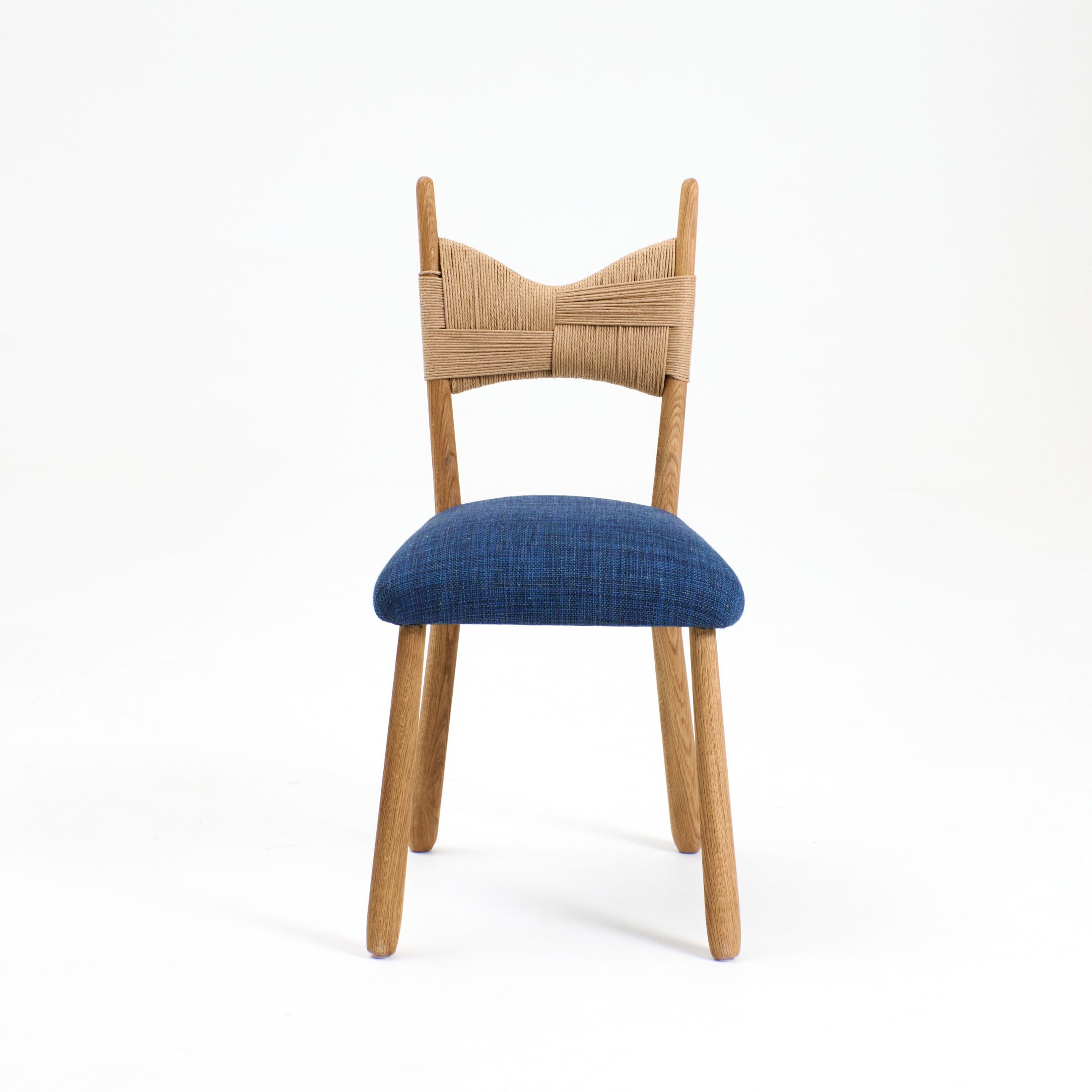 Perícia Dining chair — side angle