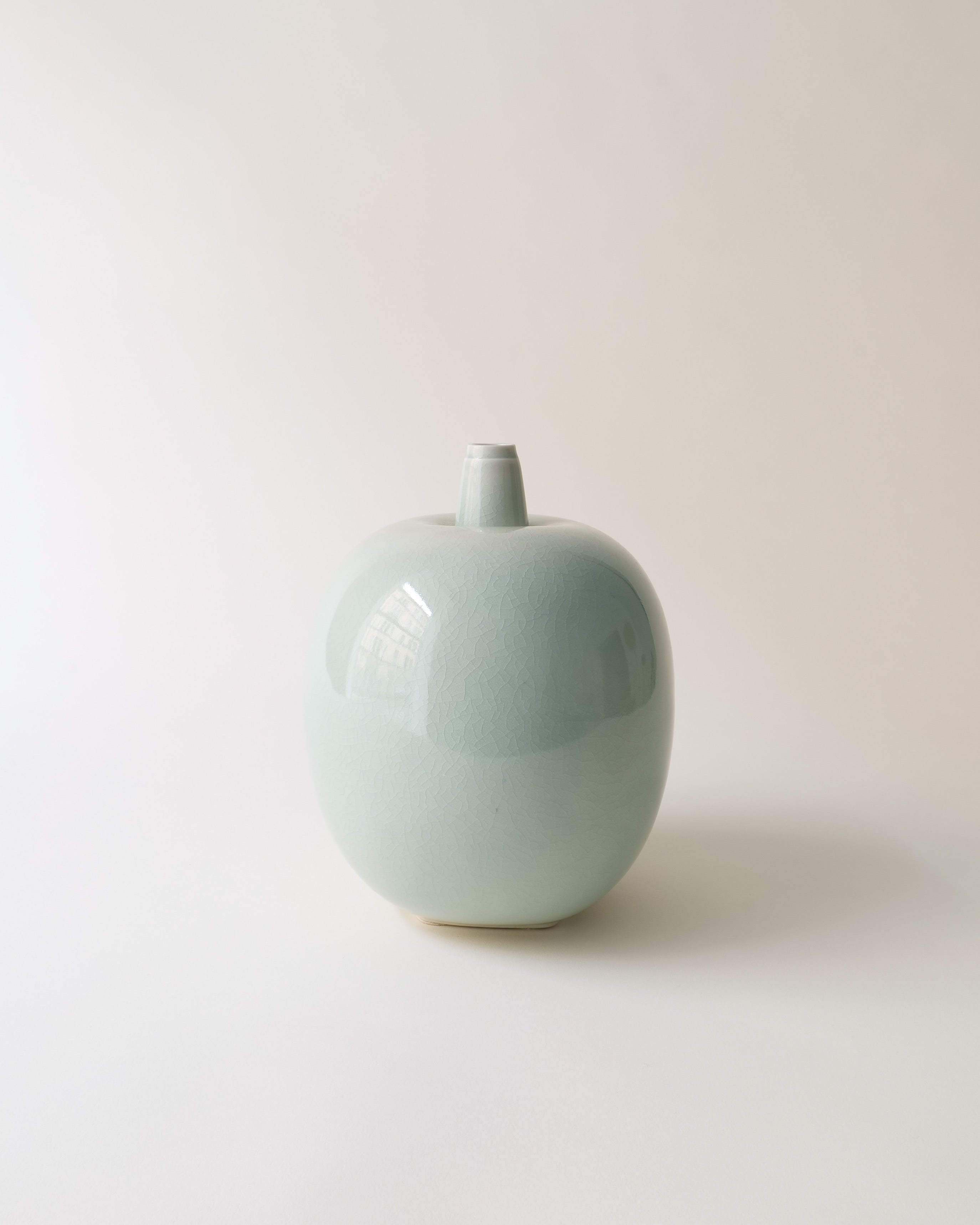 Apple Vase Gösta Grähs 1980s — lifestyle setting