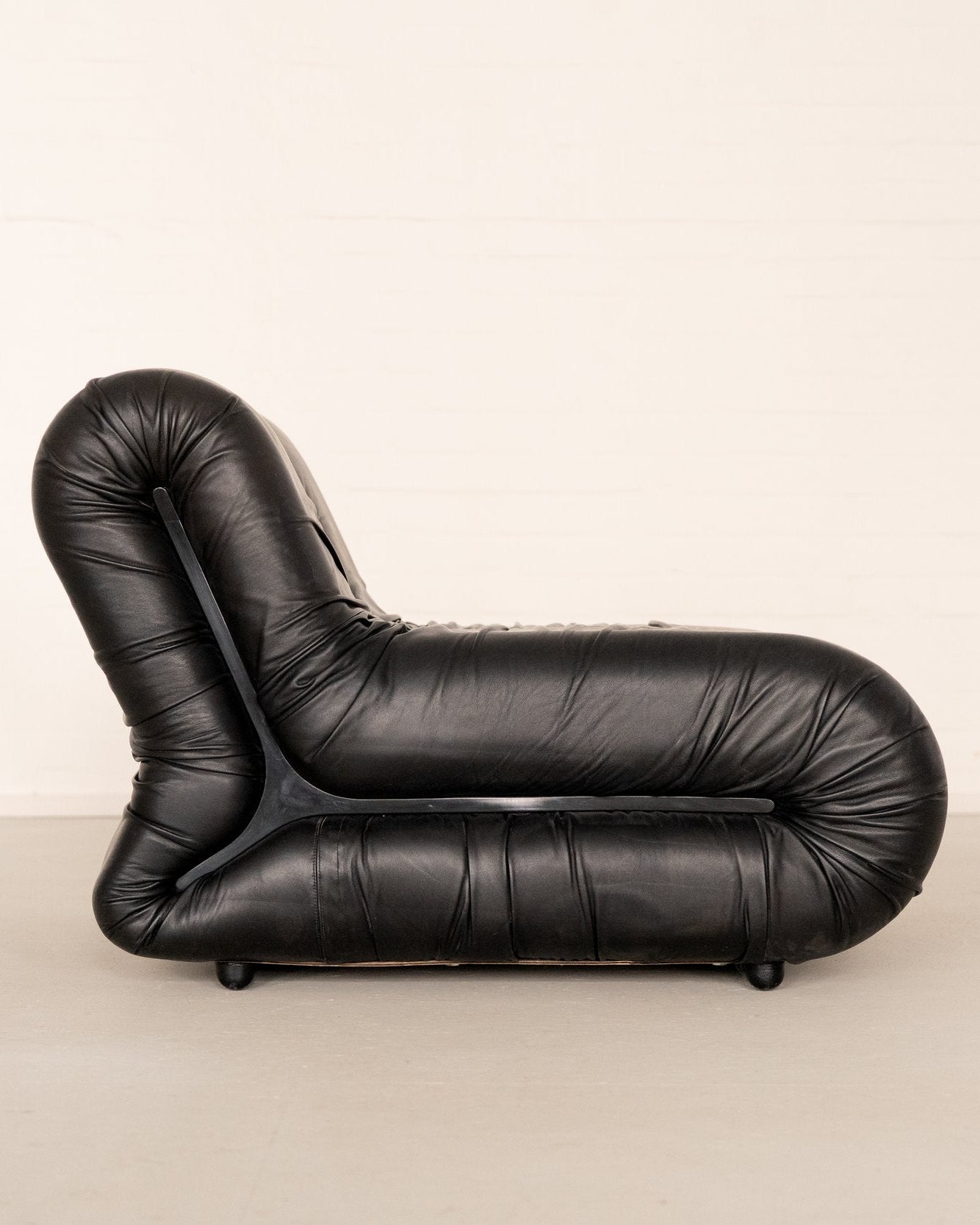 Pagru Lounge Chair by Claudio Vagnoni for 1P — side profile of black leather upholstery