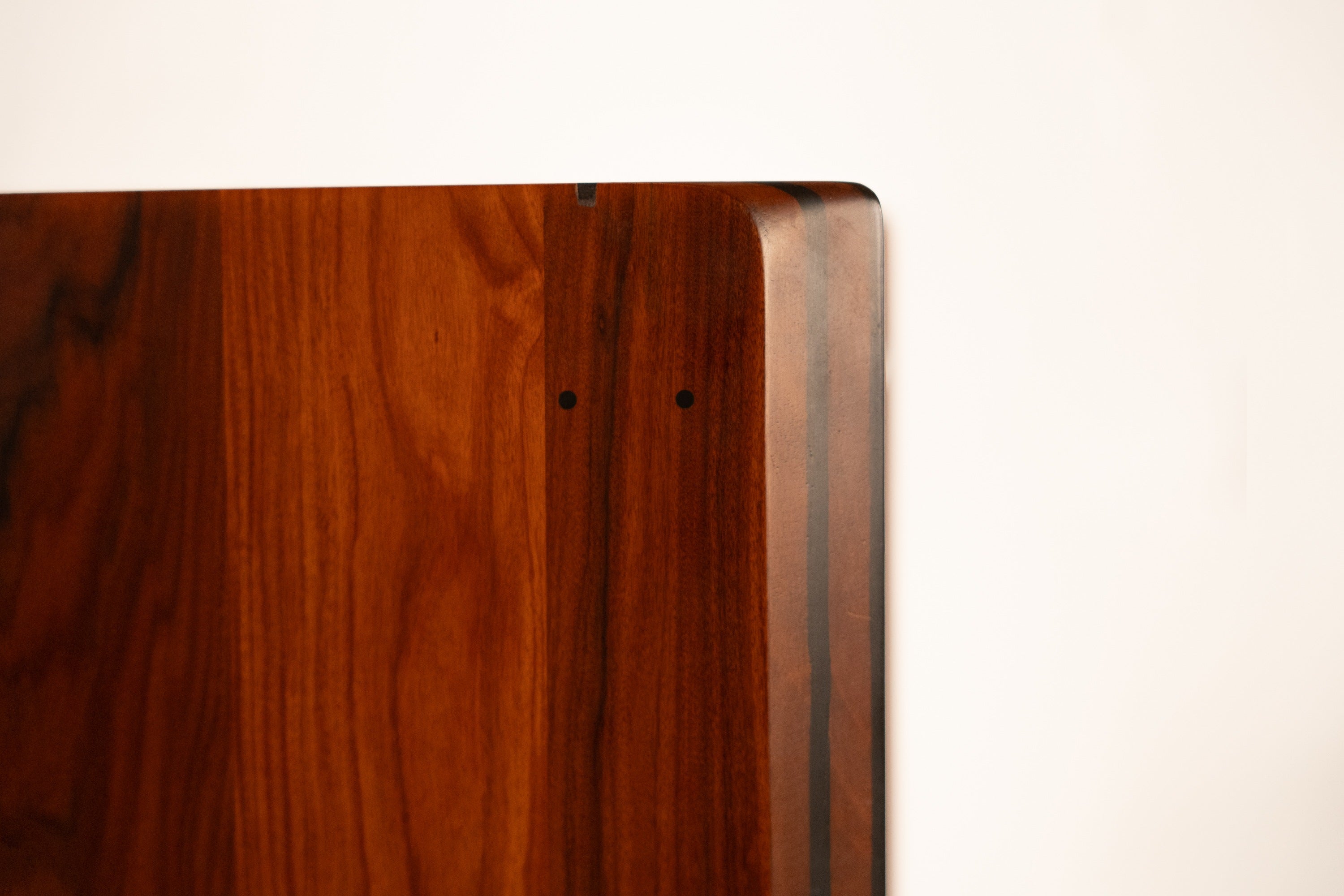 Artona Shelf by Afra & Tobia Scarpa for Maxalto — close-up of rich wood grain detail