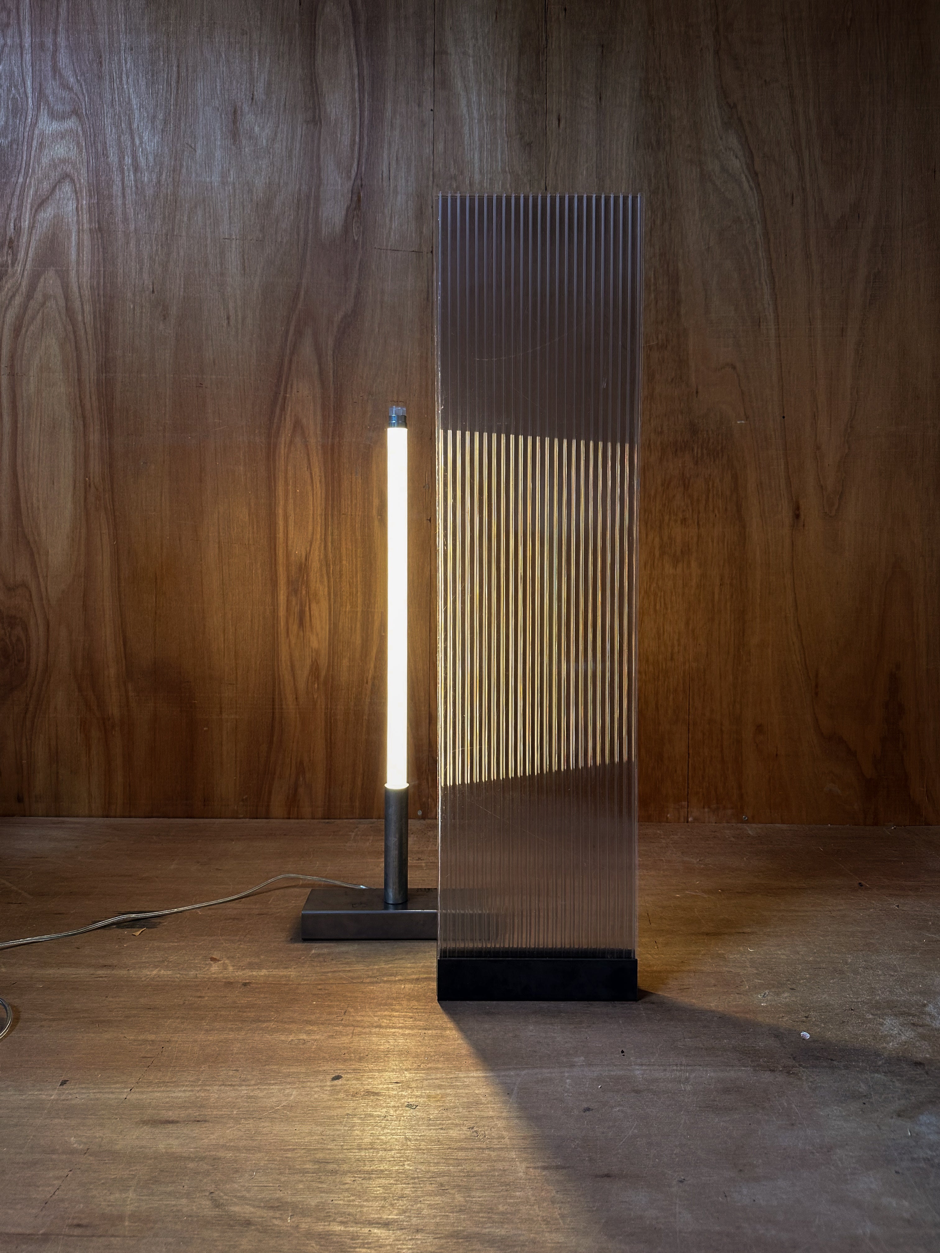 POLY-C-1 extra tall - smoke — close-up of ribbed glass detail