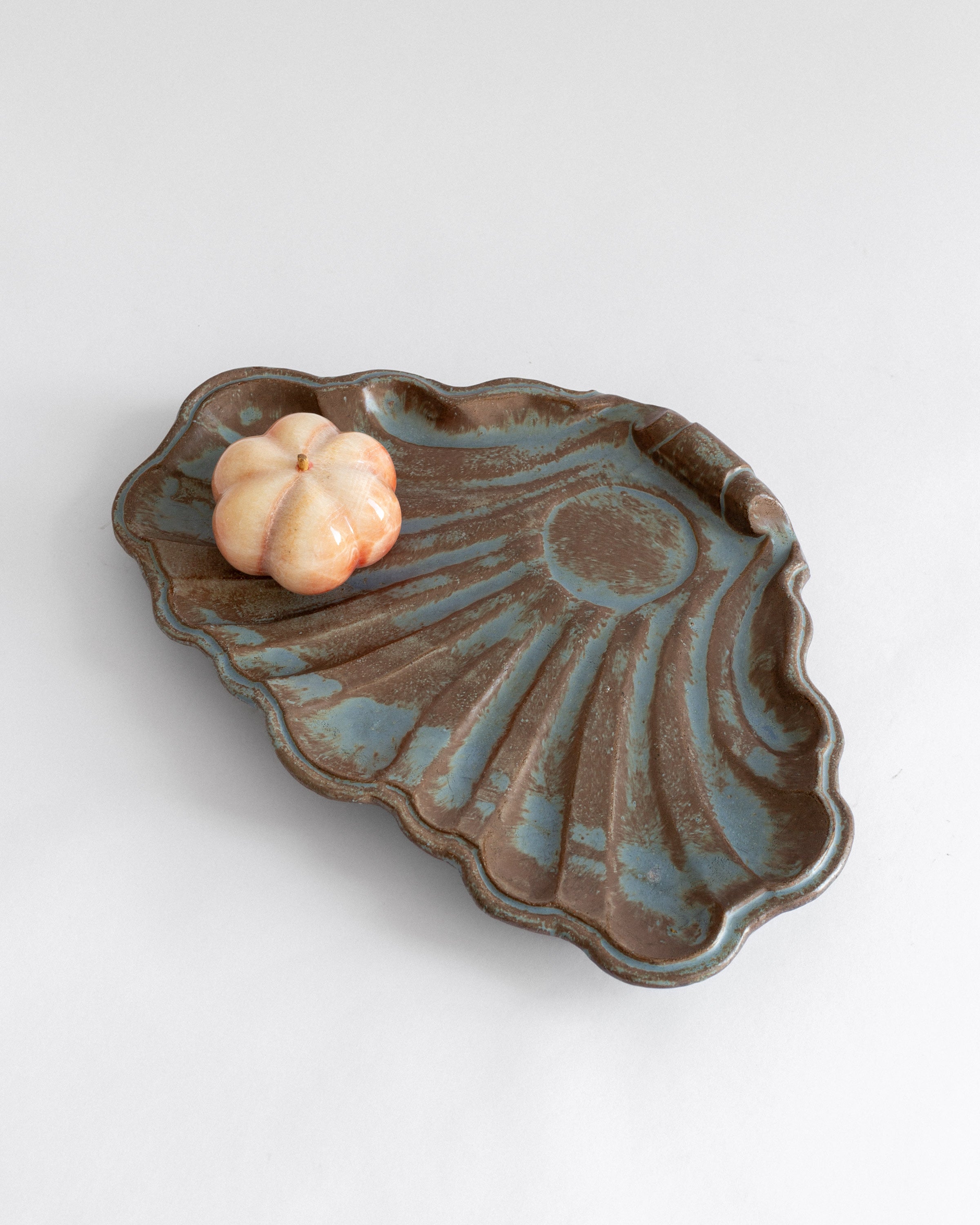 Shell-Shaped Art Deco Ceramic Dish by Allan Ebeling, 1930s — detail view