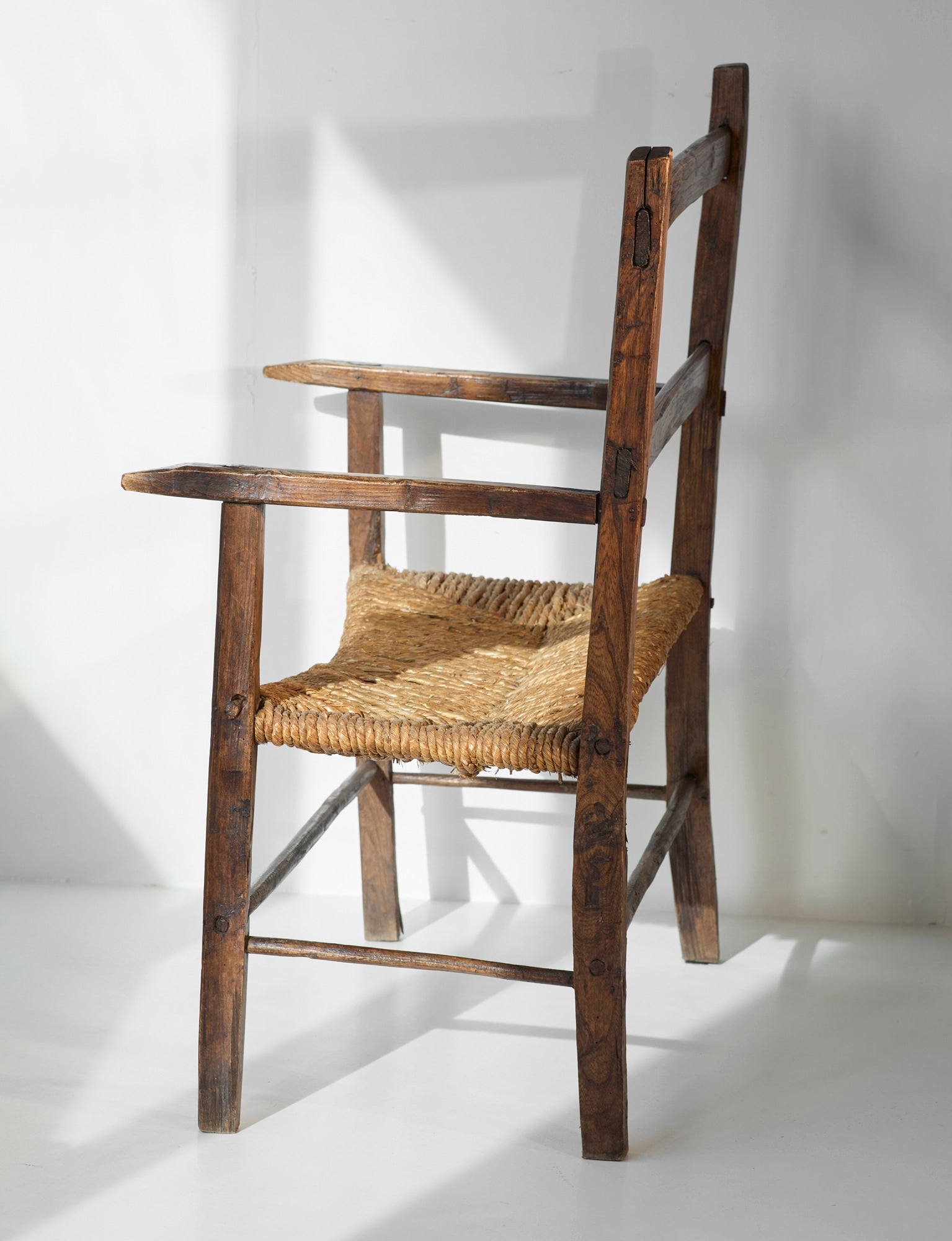 A French folk bench from the 19th Century. Wood and straw — detail view
