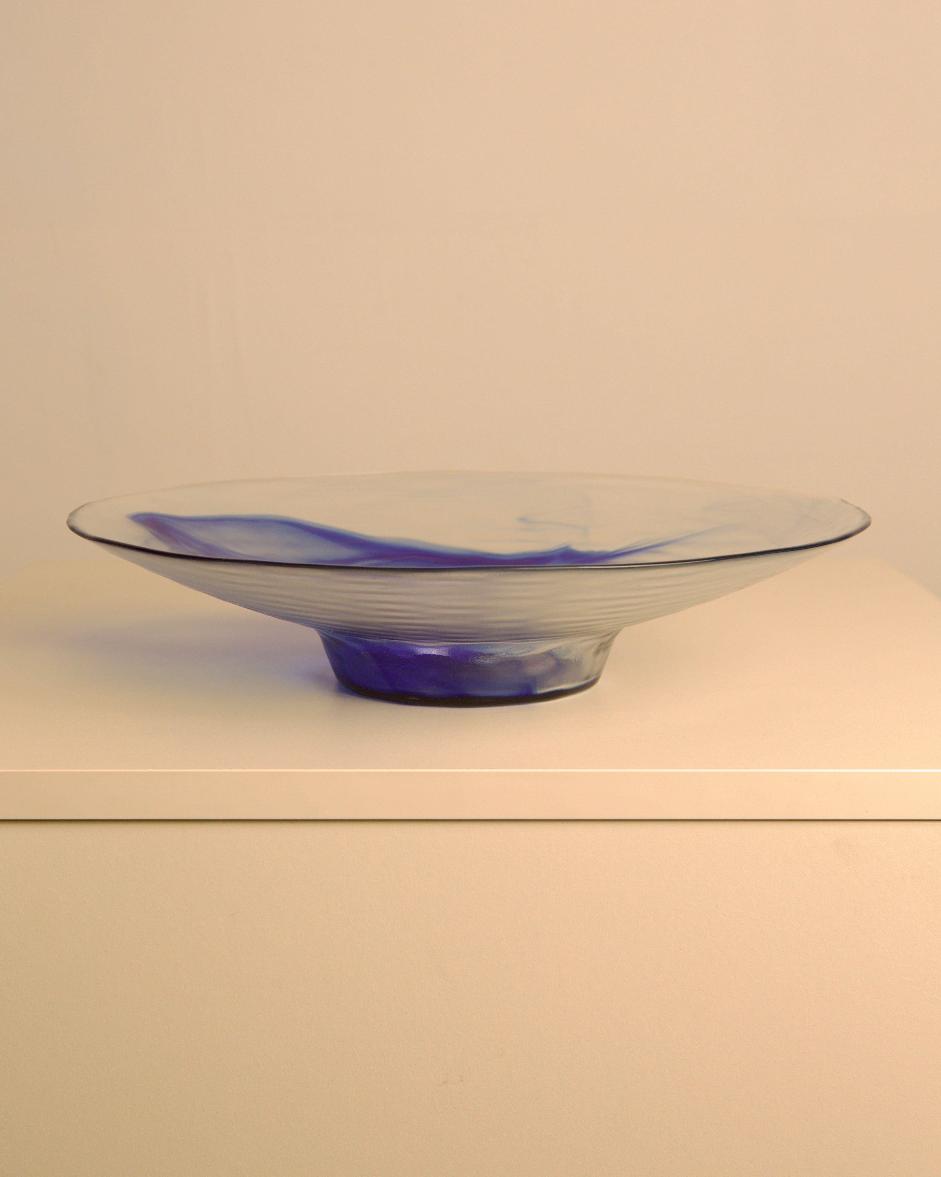 Large 80s Italian circular dish in transparent and blue wavy glass — detail view