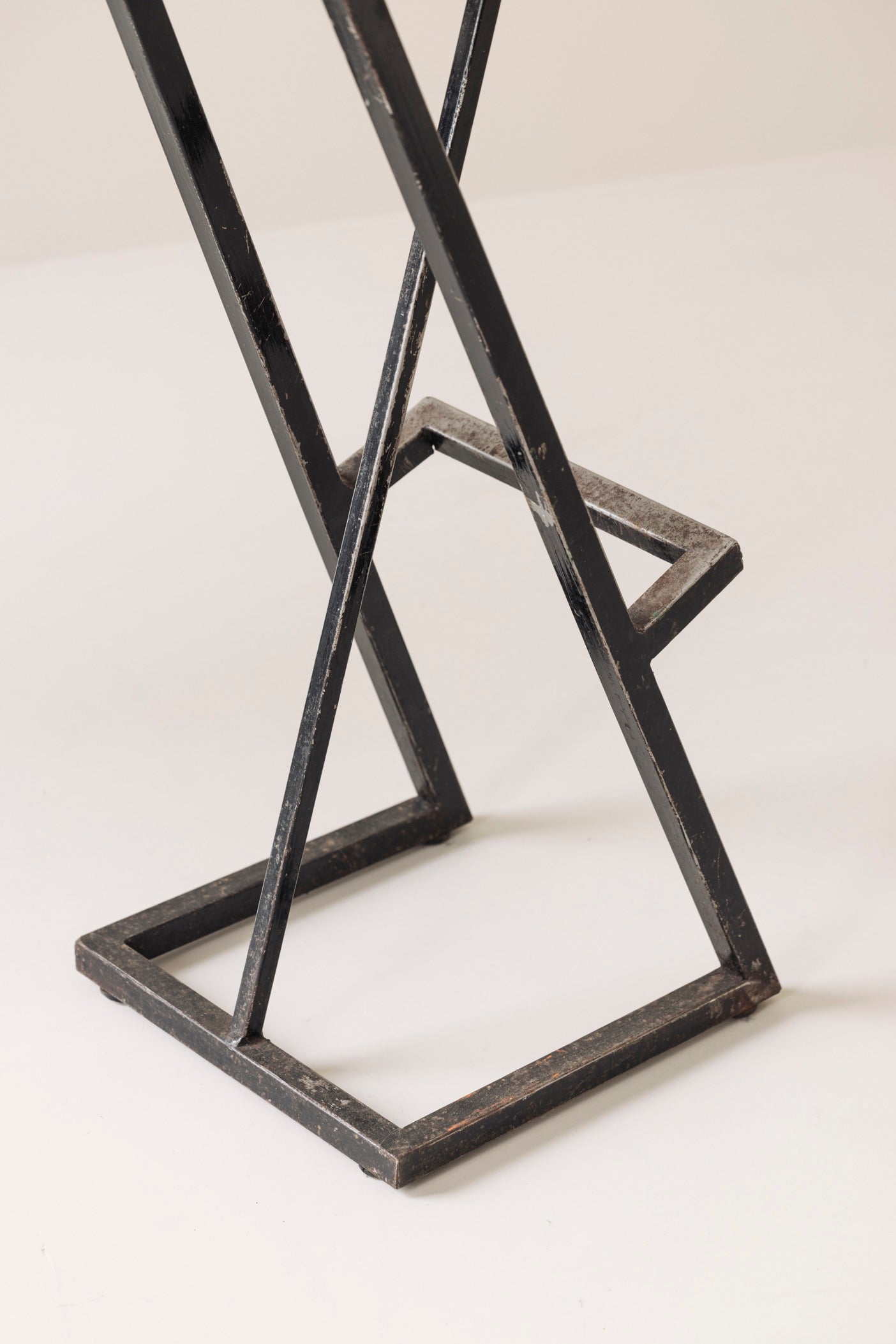 Set of 2 Modernist French bar stools, 1950s — close-up