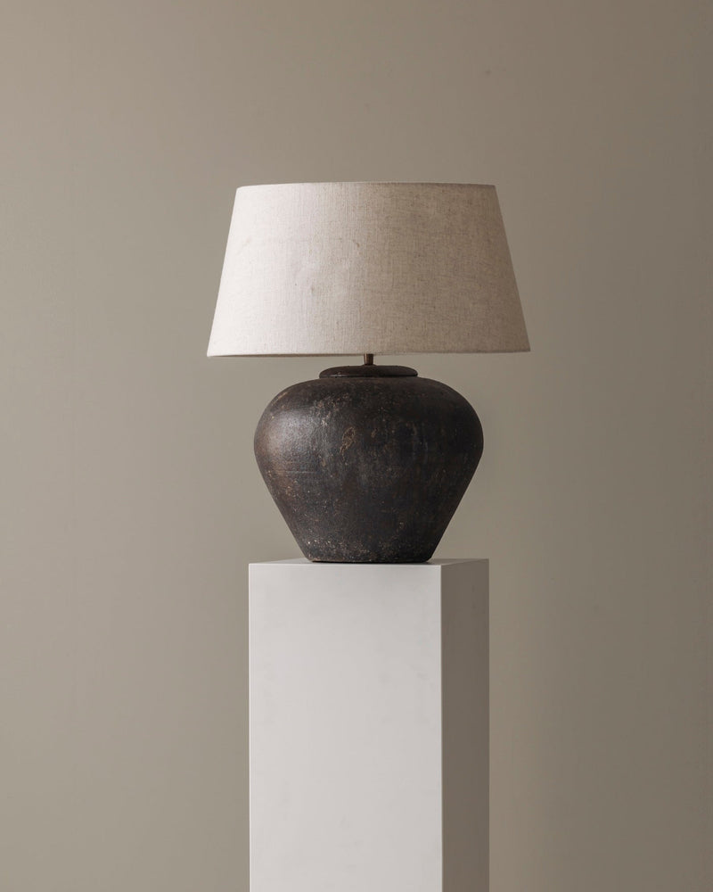 French ceramic table lamp with linen shade from the 1950s. — detail view