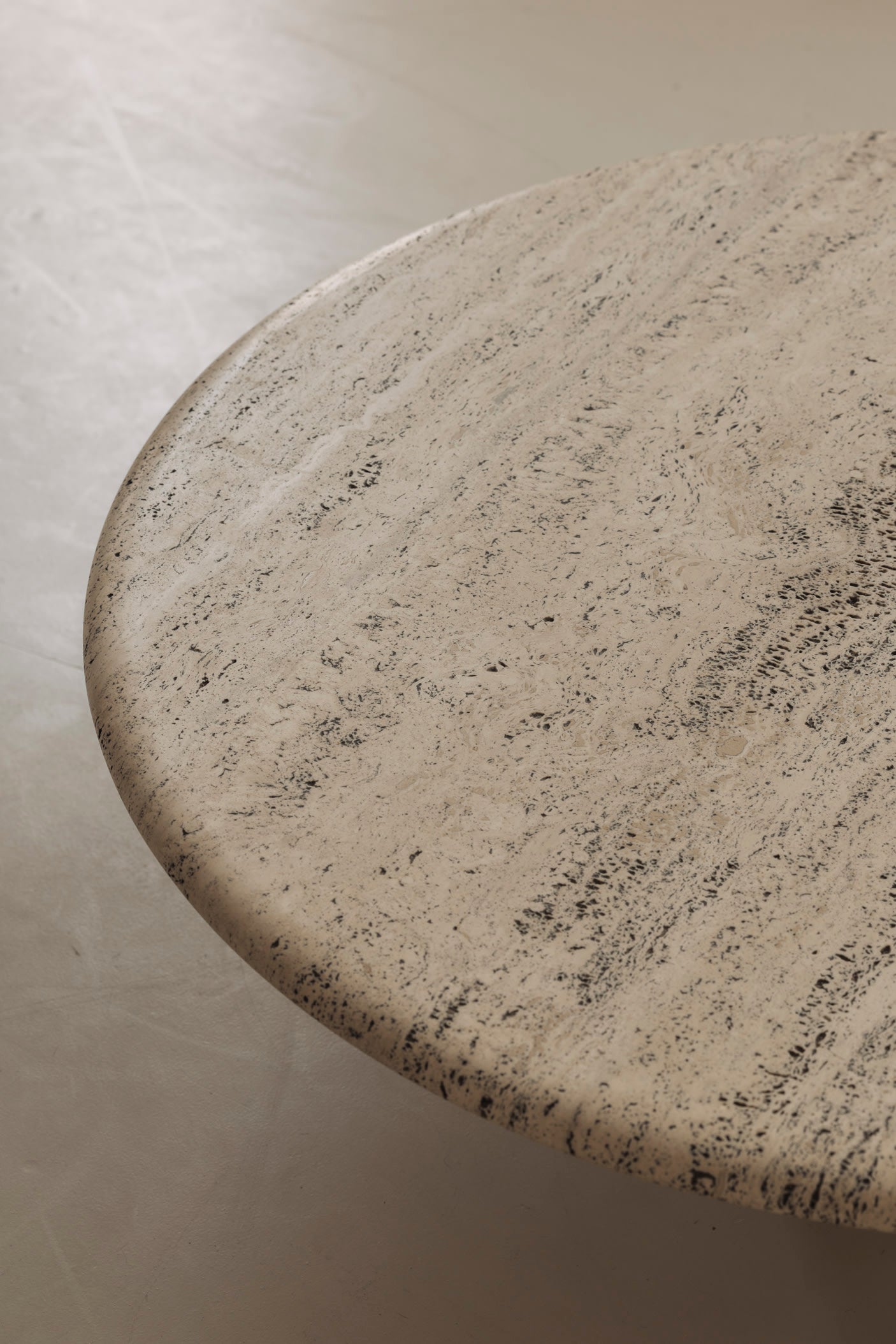 Travertine round coffee table by Angelo Mangiarotti, Italy 1970s — close-up