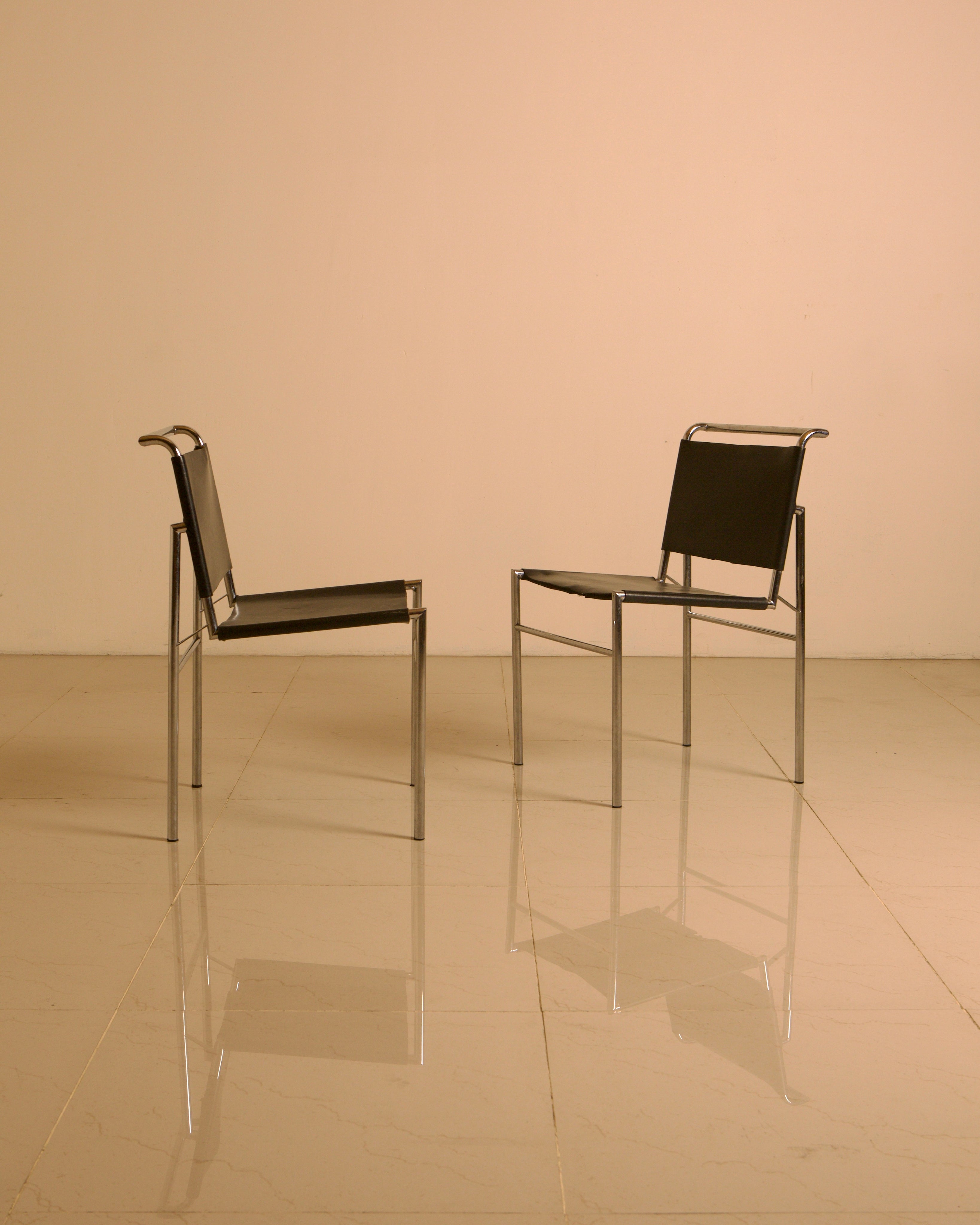 Set of 5 "Roquebrune" chairs in black leather by Eileen Gray 60's — alternate view