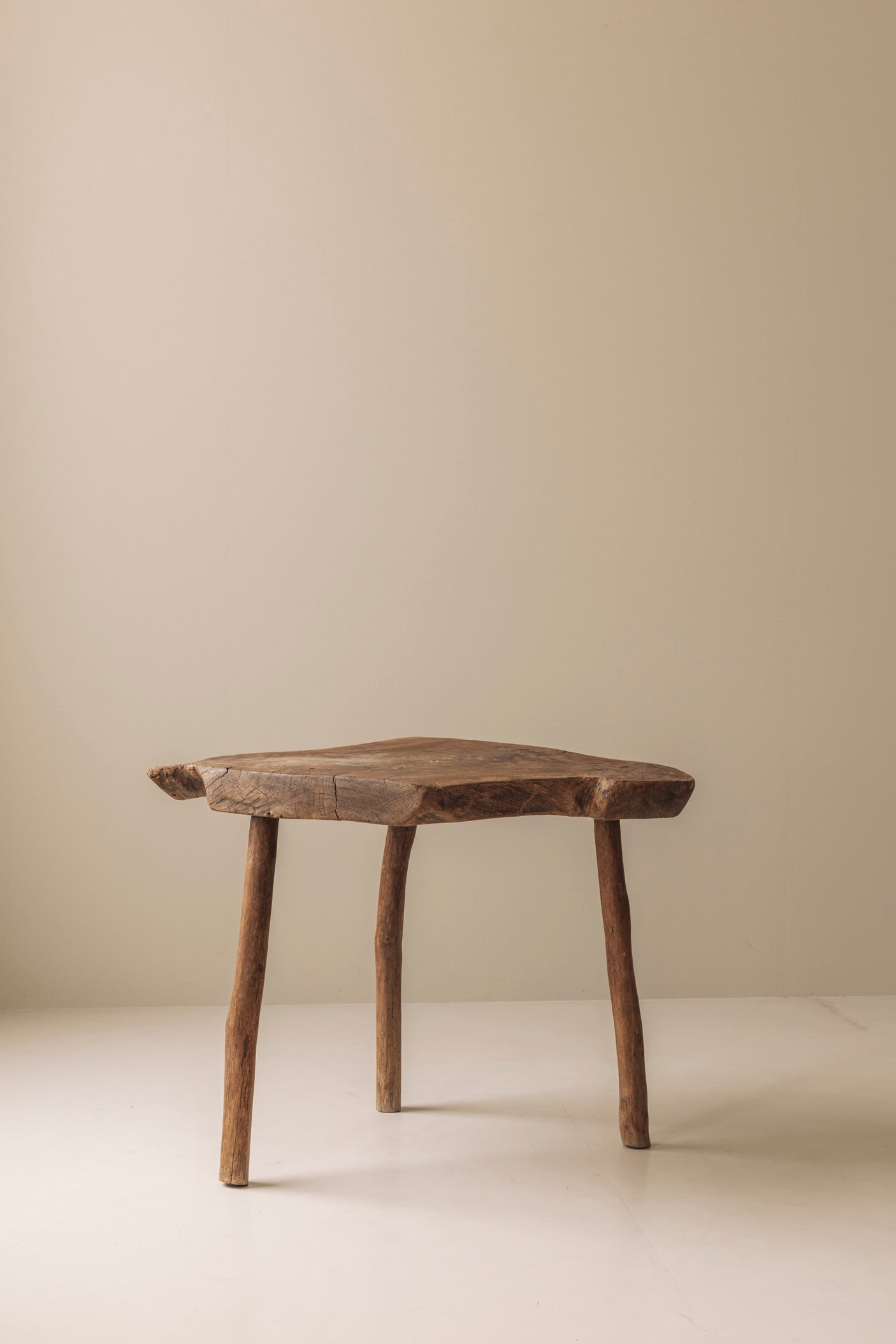 Sculptural French tripod side table in solid elm dating from the 1950s. — close-up