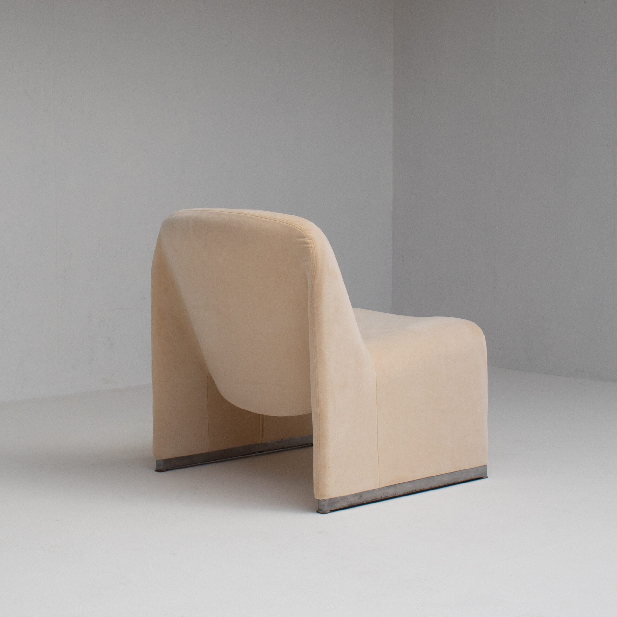 Alky Chair by Giancarlo Piretti — lifestyle setting