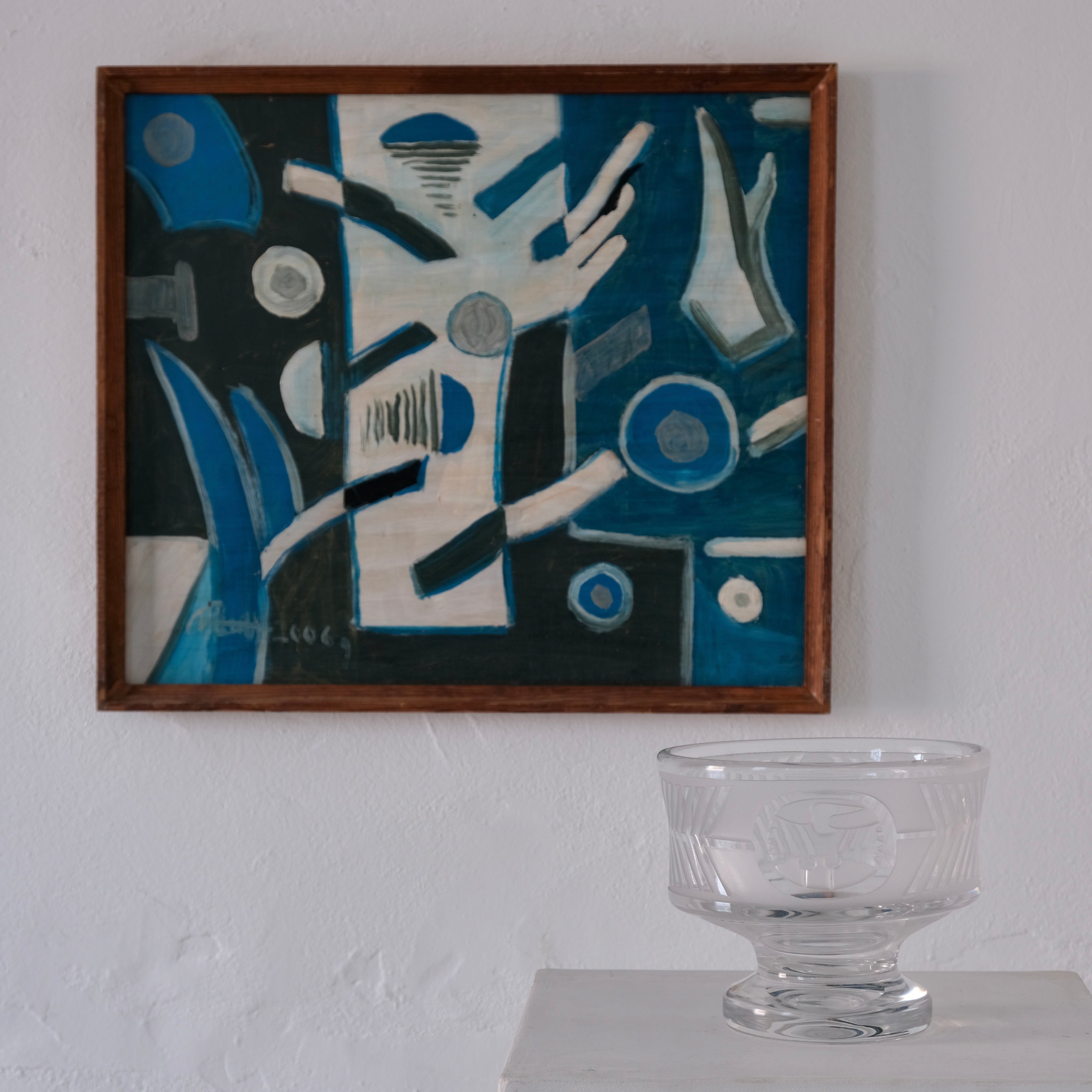 Bertil Vallien Glass Footed Bowl for Boda Åfors, 1960s — close-up with abstract art backdrop