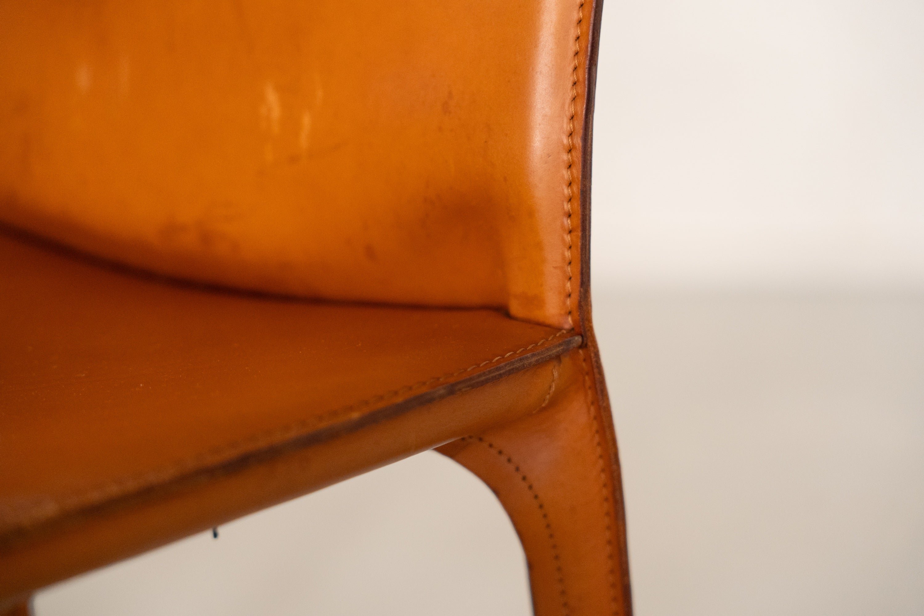 Cab 412 Chair Set by Mario Bellini for Cassina — close-up of tan leather seat edge