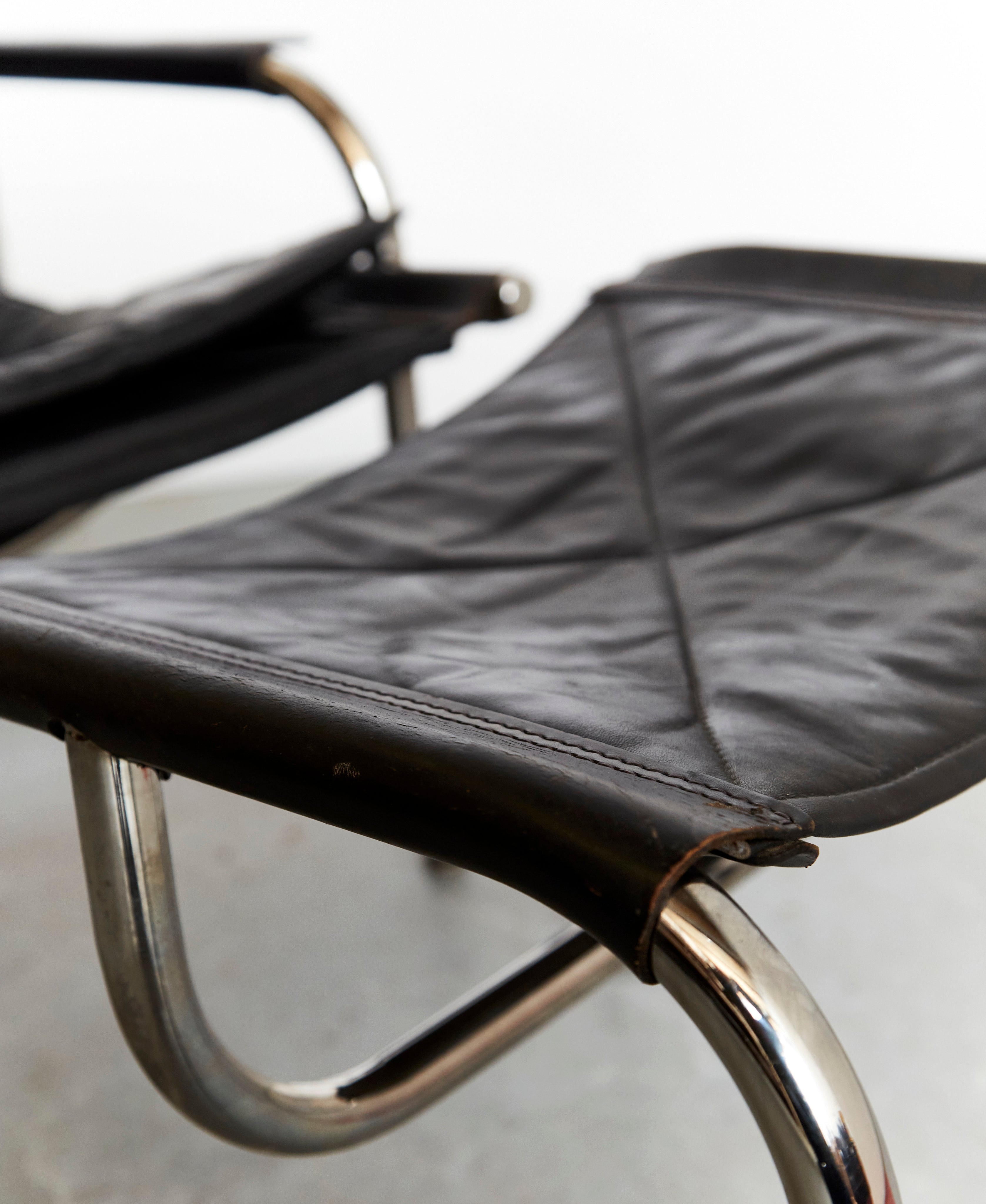 Hans Eichenberger Lounge Chair & Ottomane HE1106 for Strässle — close-up of black leather seat and chrome frame