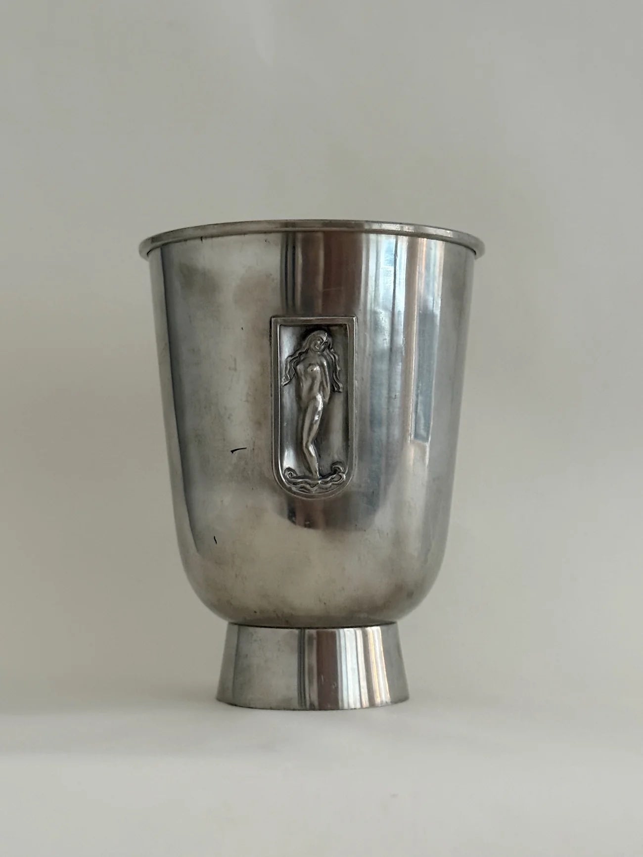 Vase en étain des années 1930 avec relief figuratif