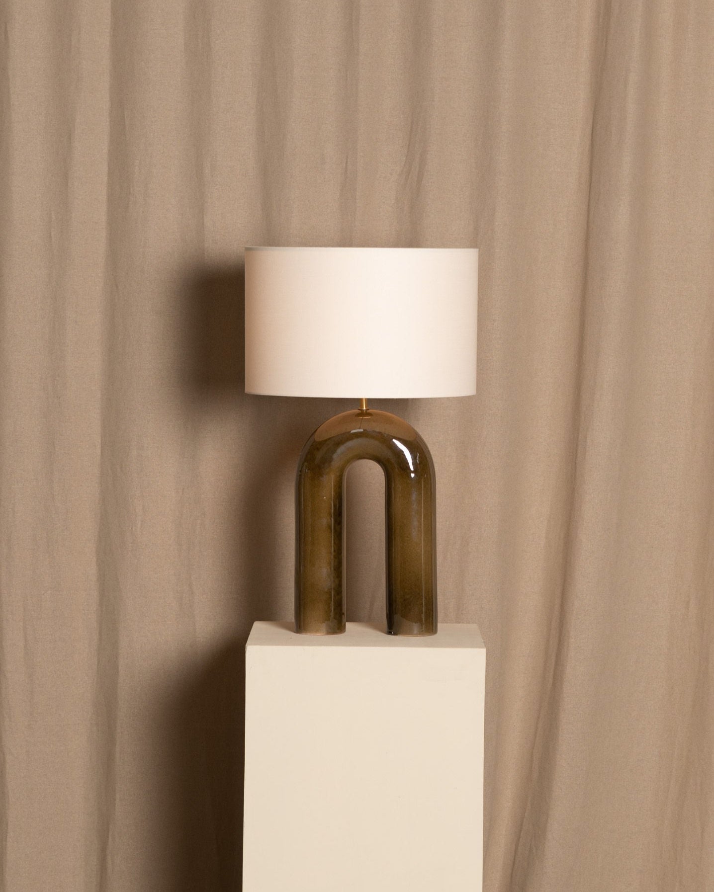 'Arko' Table Lamp in Green Ceramic — detail view