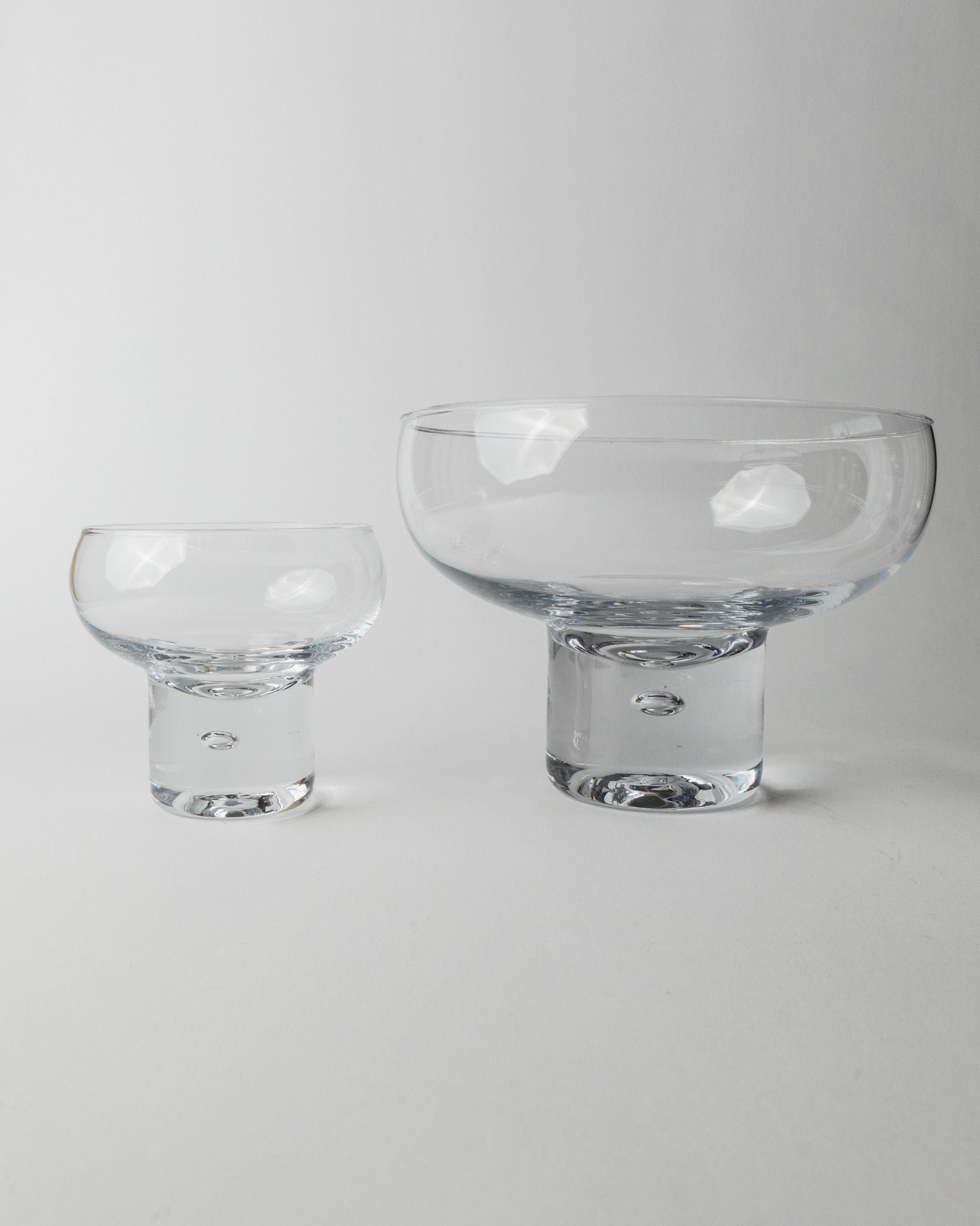 Set of 6 Glasses and 1 Bowl by Vicke Lindstrand, Italy 1960s — side angle of clear glass bowl and smaller glass