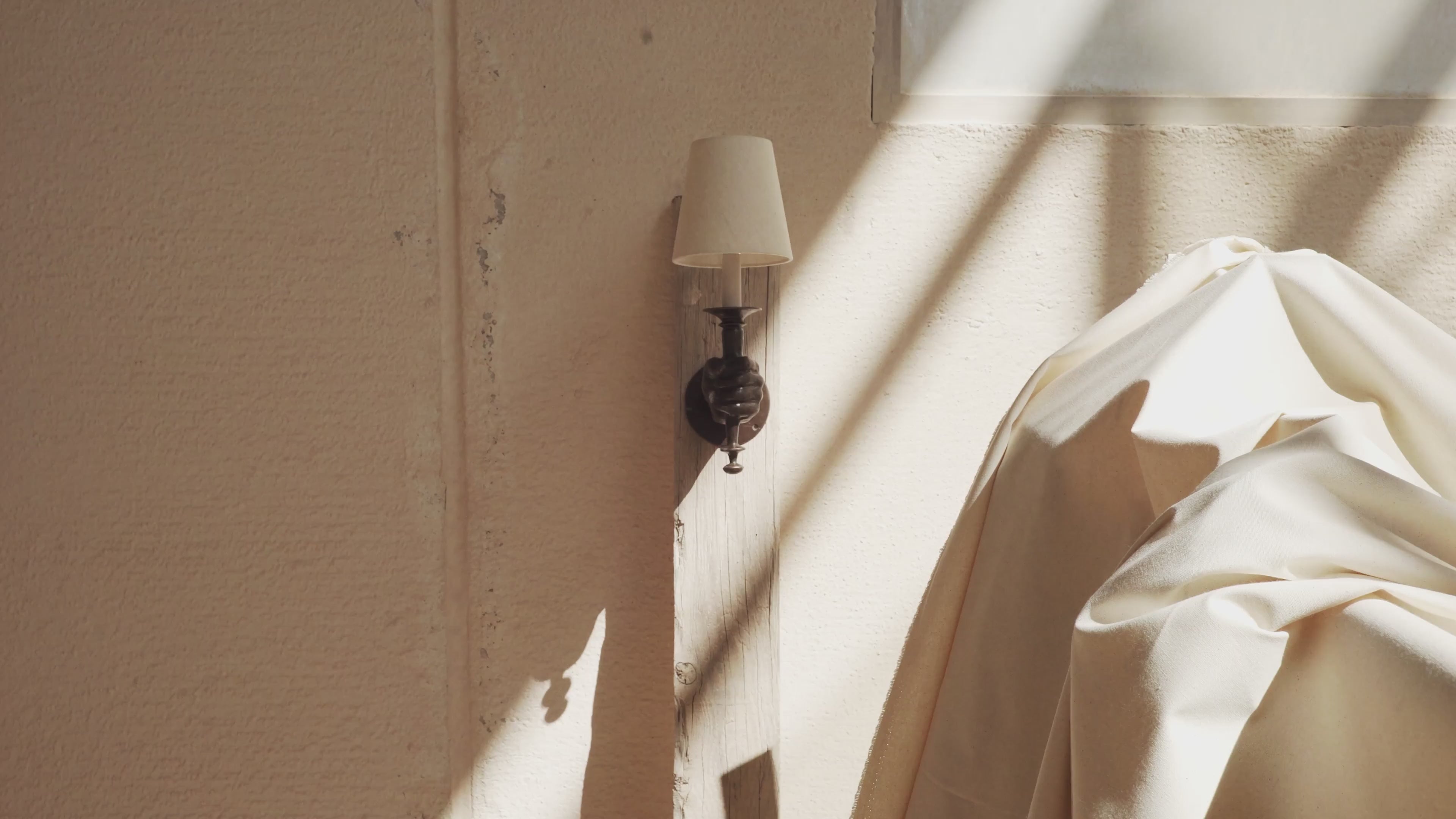 Hand-Torch Wall Light - Video