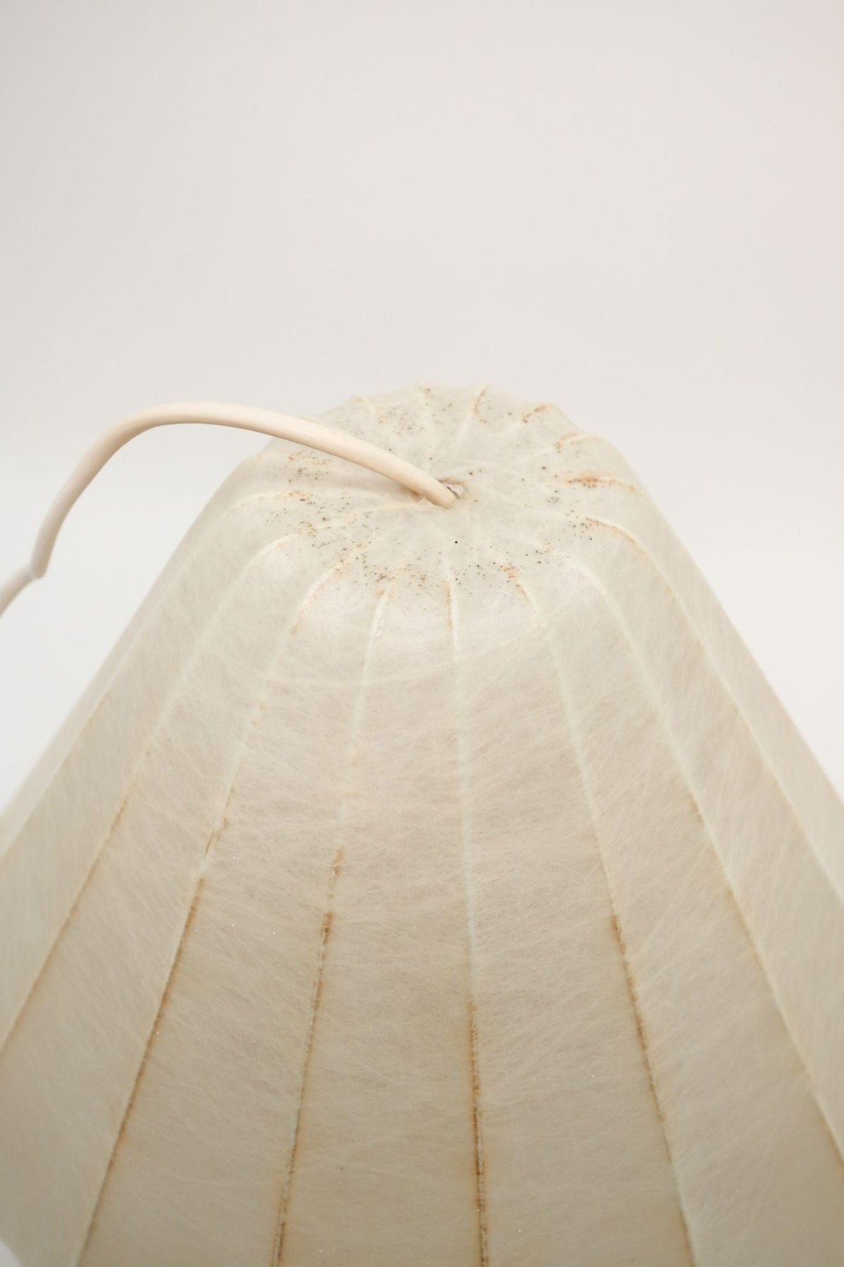 Cocoon Pendant Lamp, Goldkant — close-up
