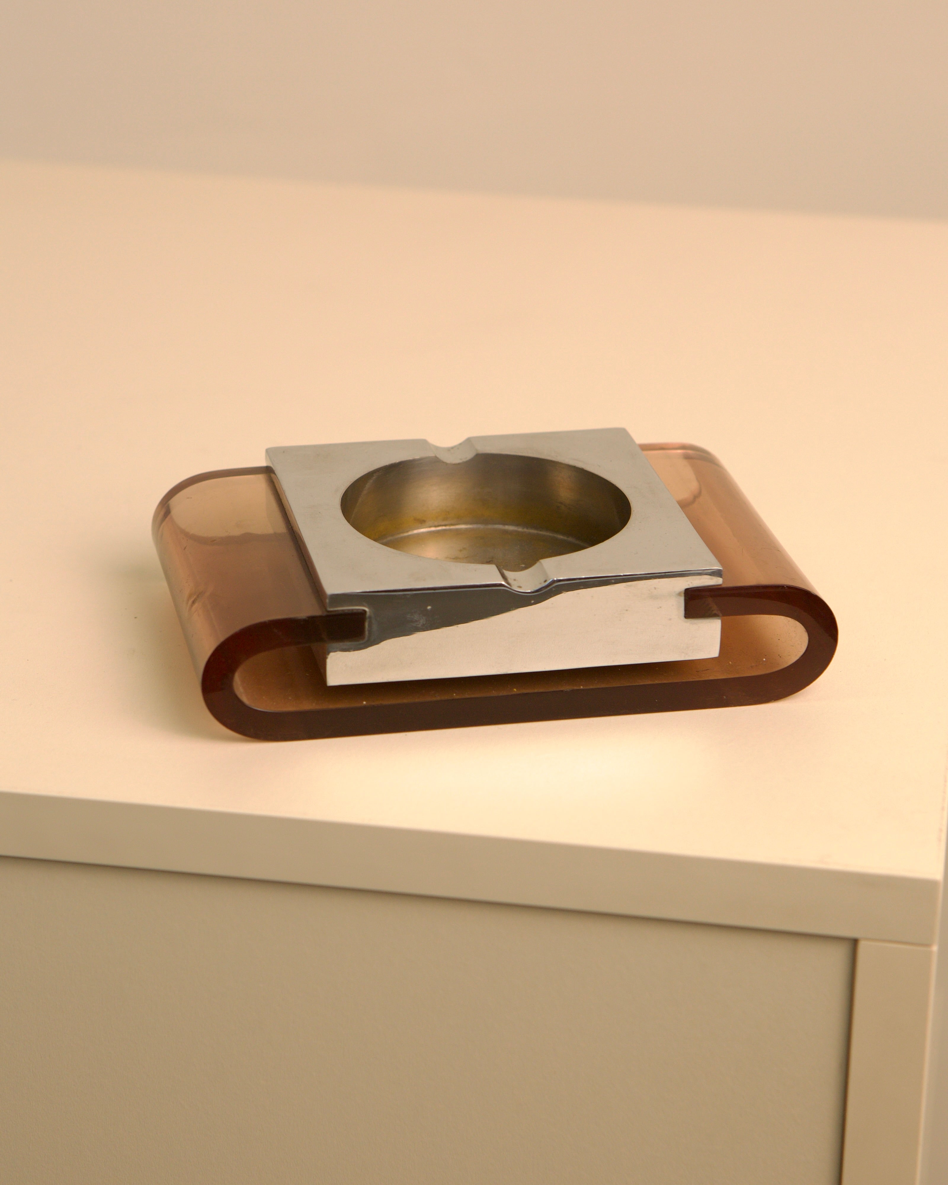 Cendrier en Plexiglas et Métal des Années 70