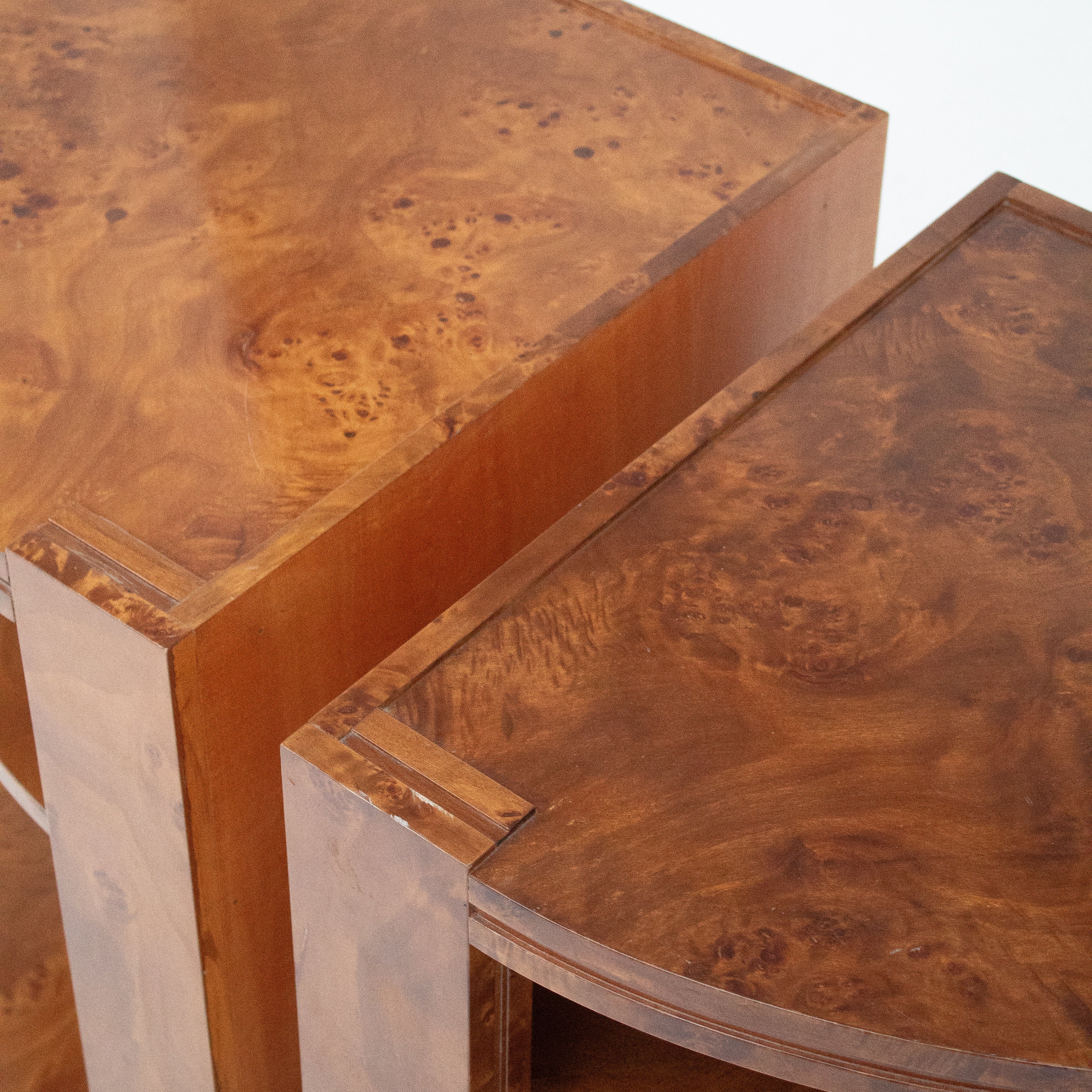 Table de nuit en bois en forme de demi-lune