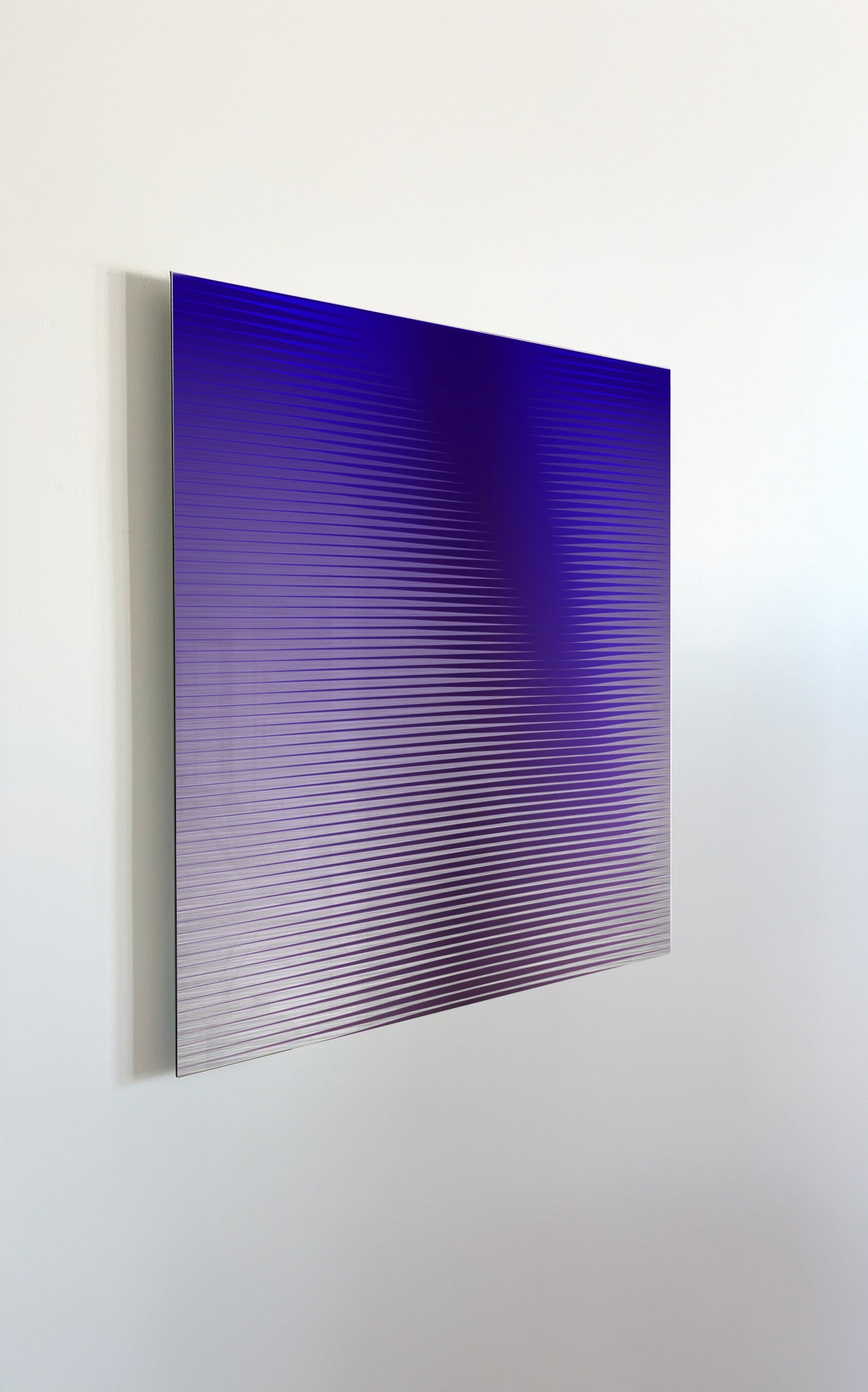 Sculpture in Aluminium - OSMOSE 26 — angled view showing gradient purple finish