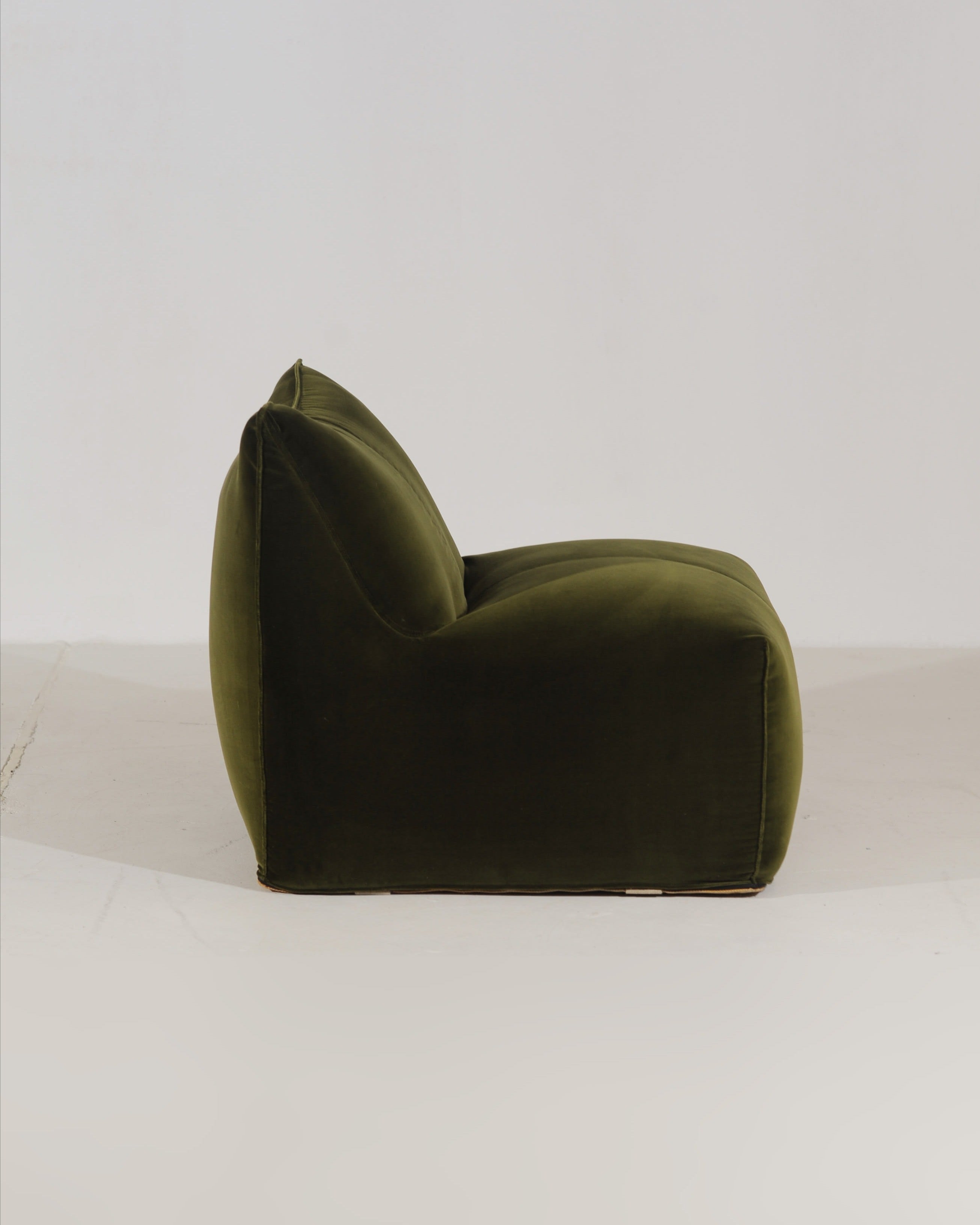 Le Bambole Chair by Mario Bellini for B&B Italia in emerald green velvet, Italy 1971 — lifestyle setting